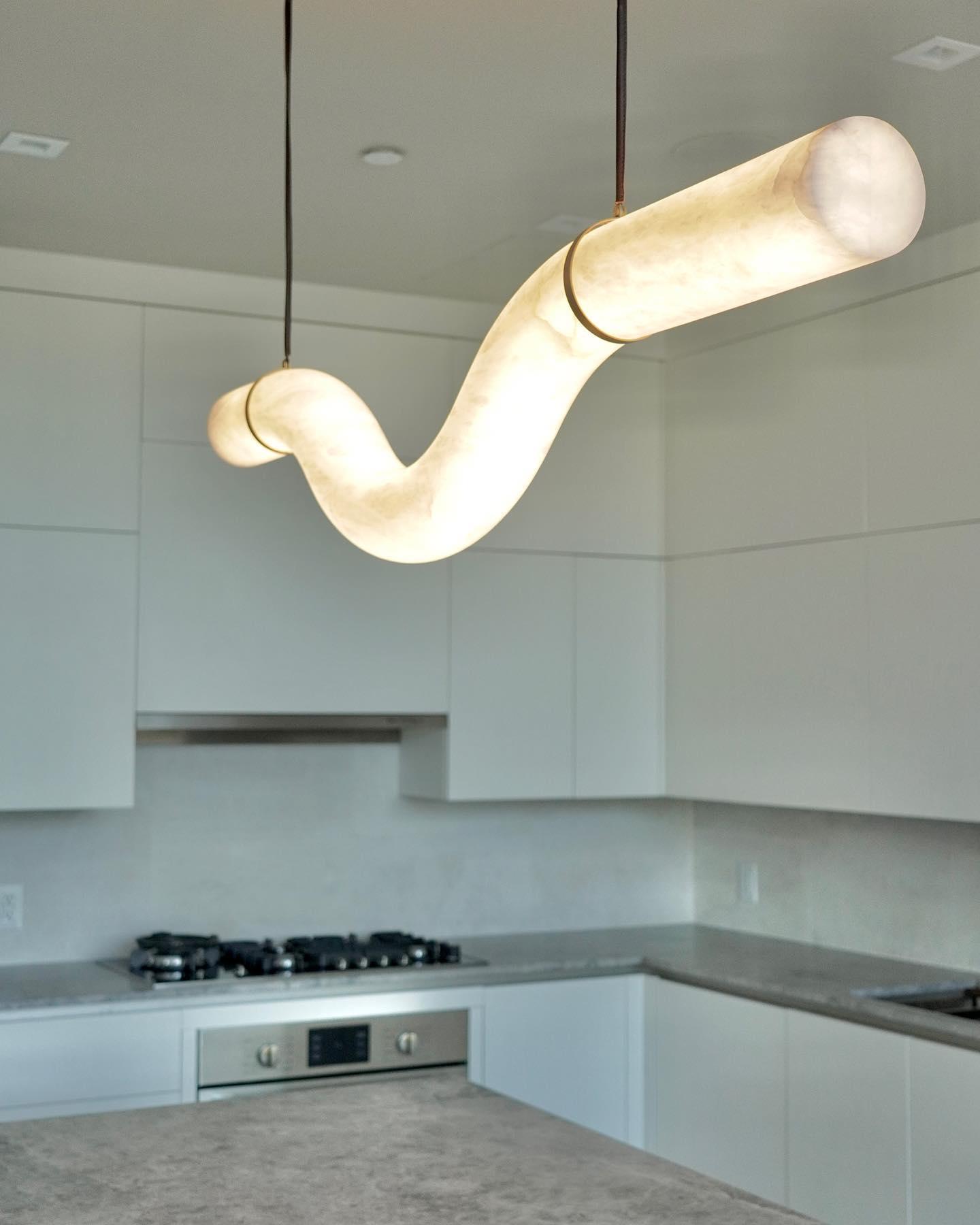 Mithos Curved Alabaster Pendant Light-Neutral Decor
