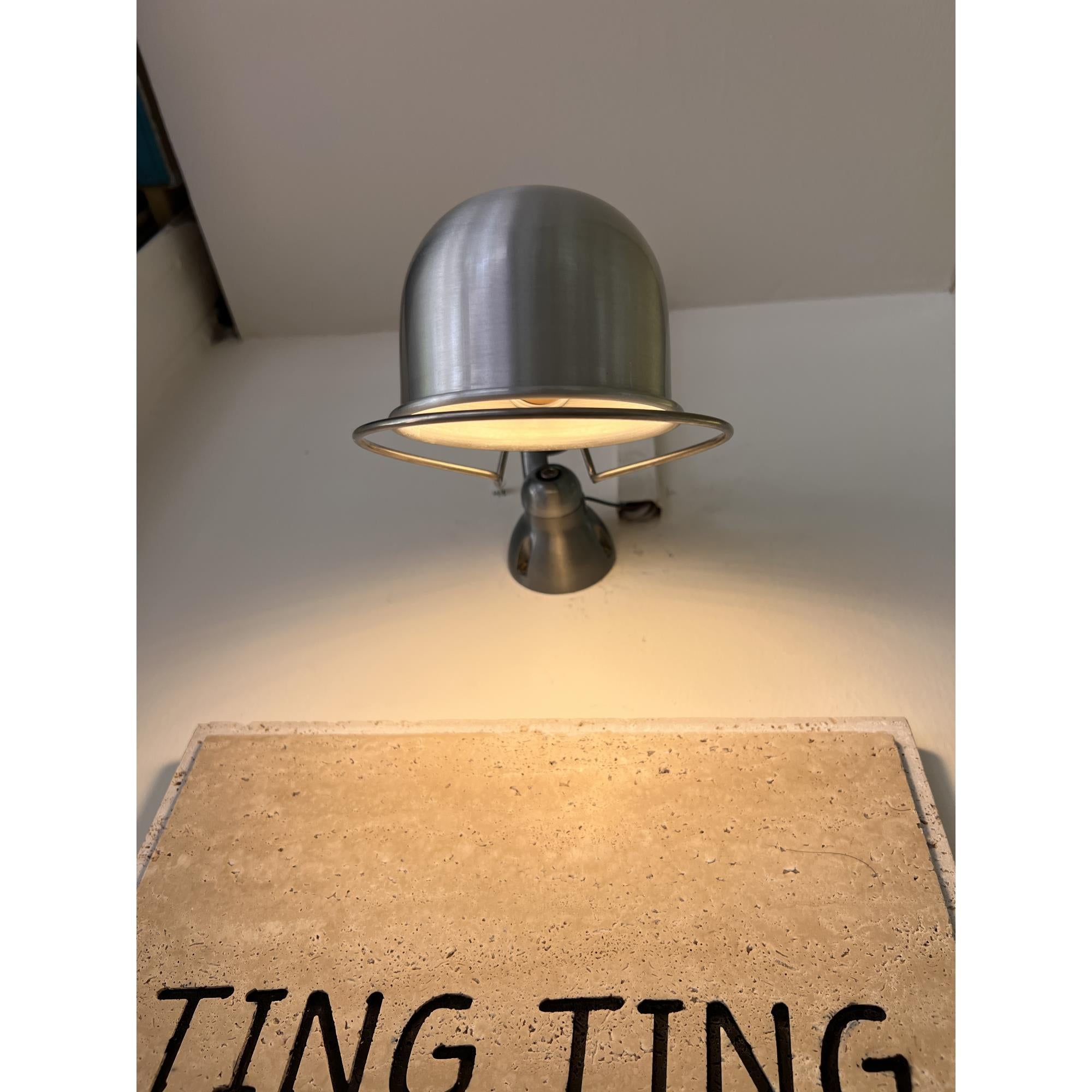 Angled view of the aluminum lamp body.