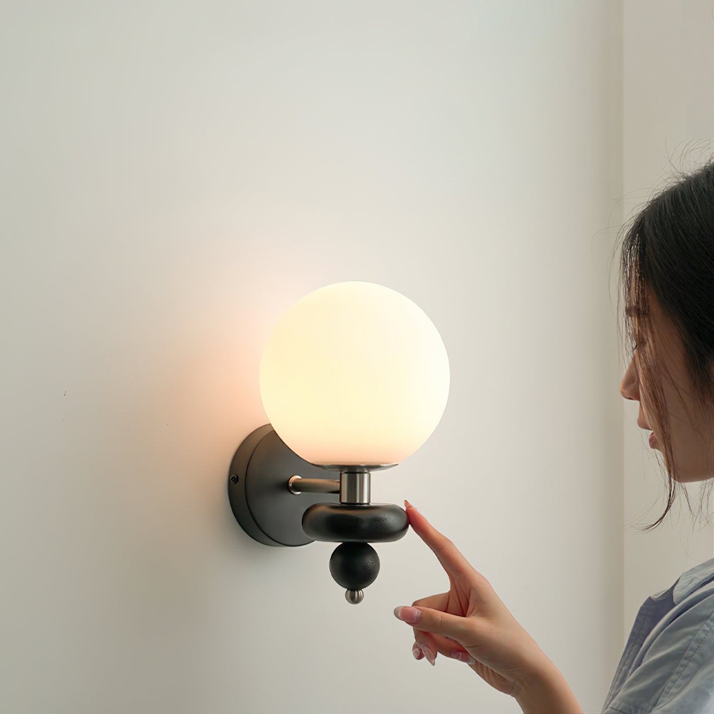 Evelo Modern Globe Wall Lamp