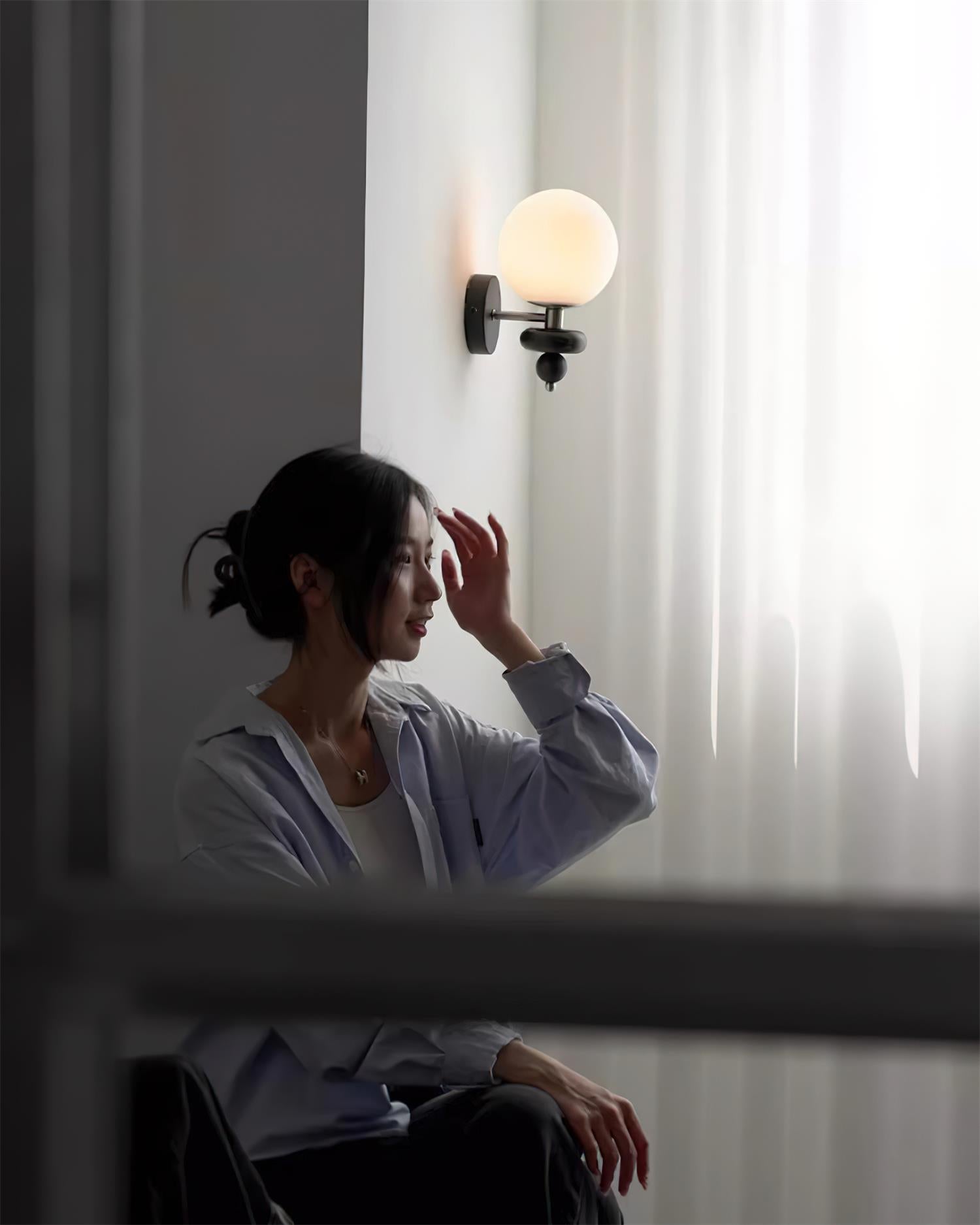 Evelo Modern Globe Wall Lamp