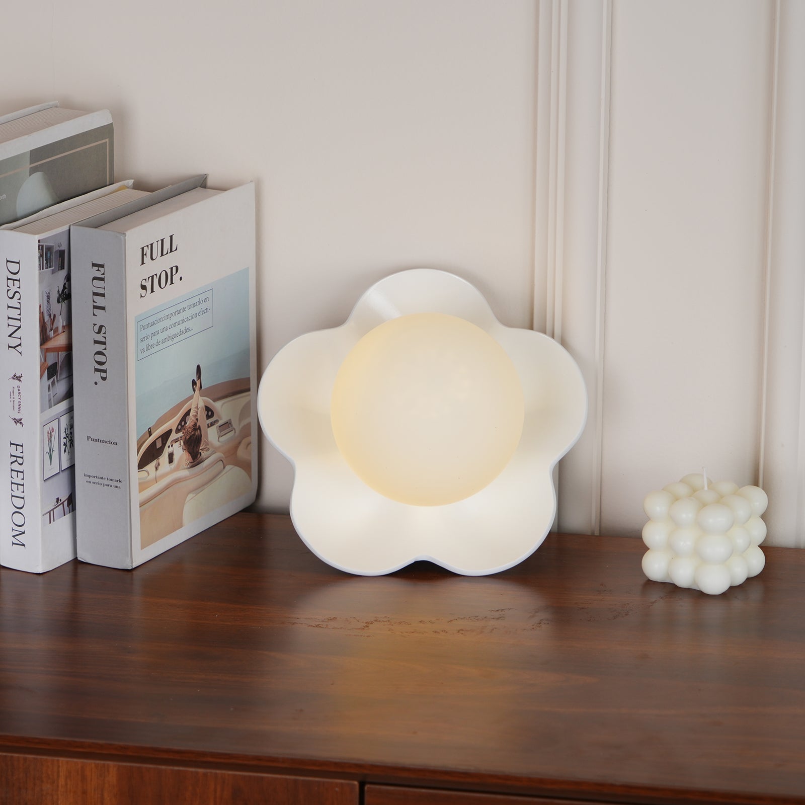 Arcore Resin Playful Wall Lamp-Neutral Decor