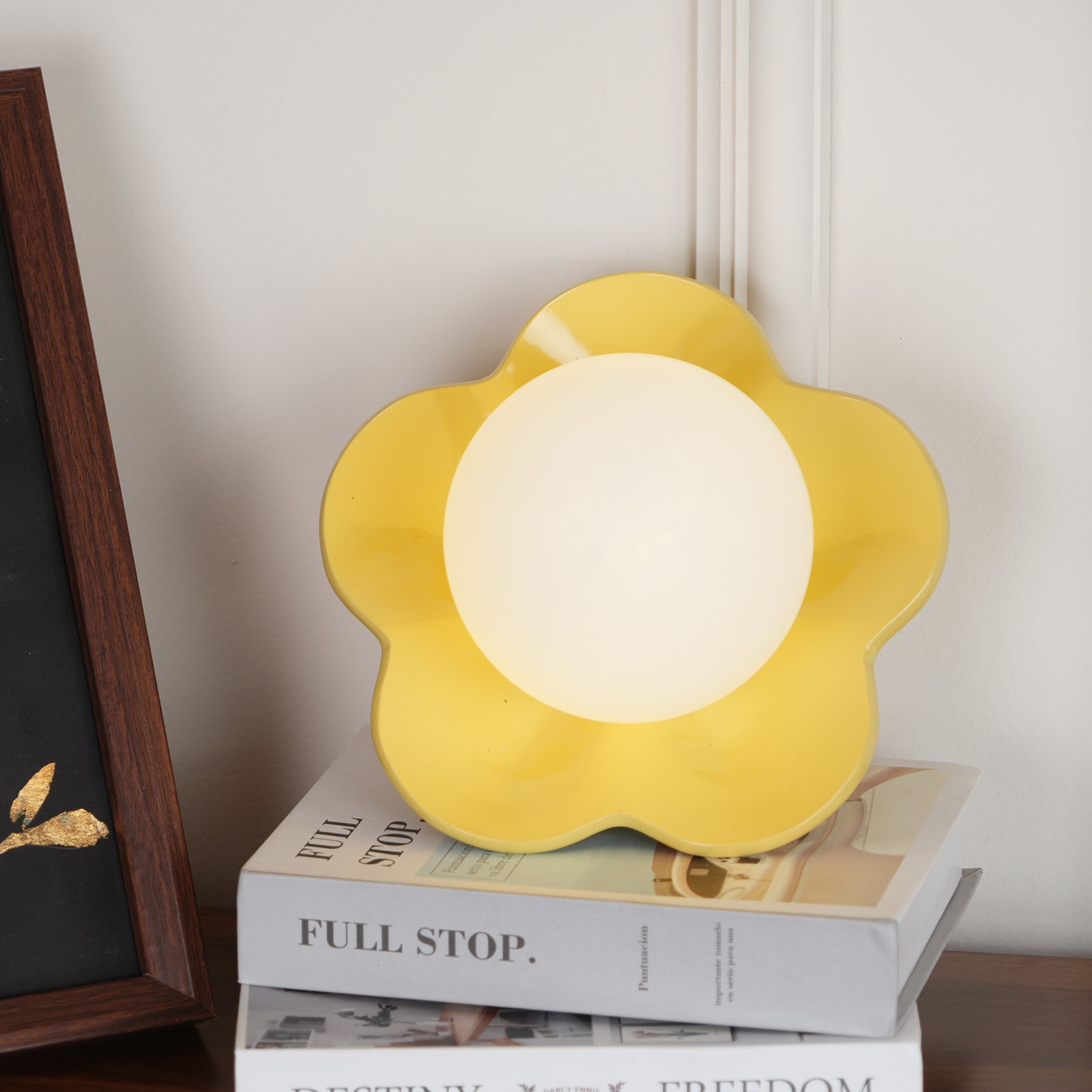 Arcore Resin Playful Wall Lamp-Neutral Decor
