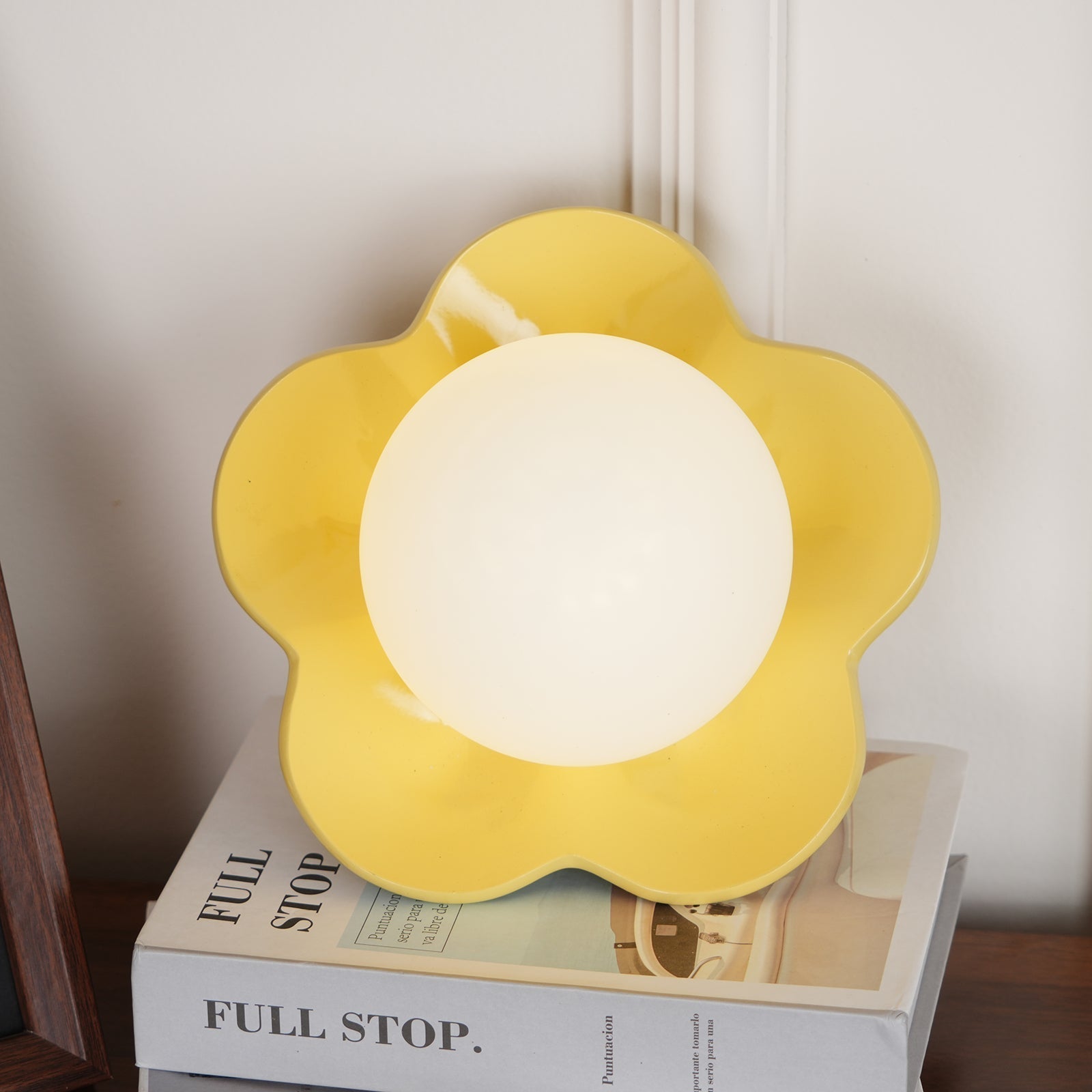 Arcore Resin Playful Wall Lamp-Neutral Decor