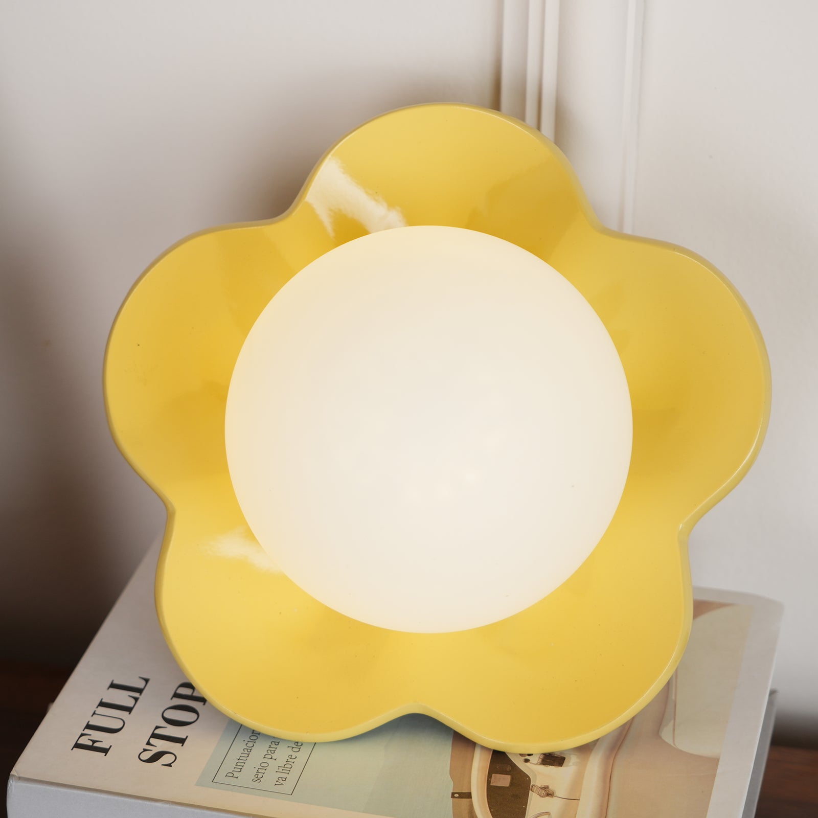 Arcore Resin Playful Wall Lamp-Neutral Decor