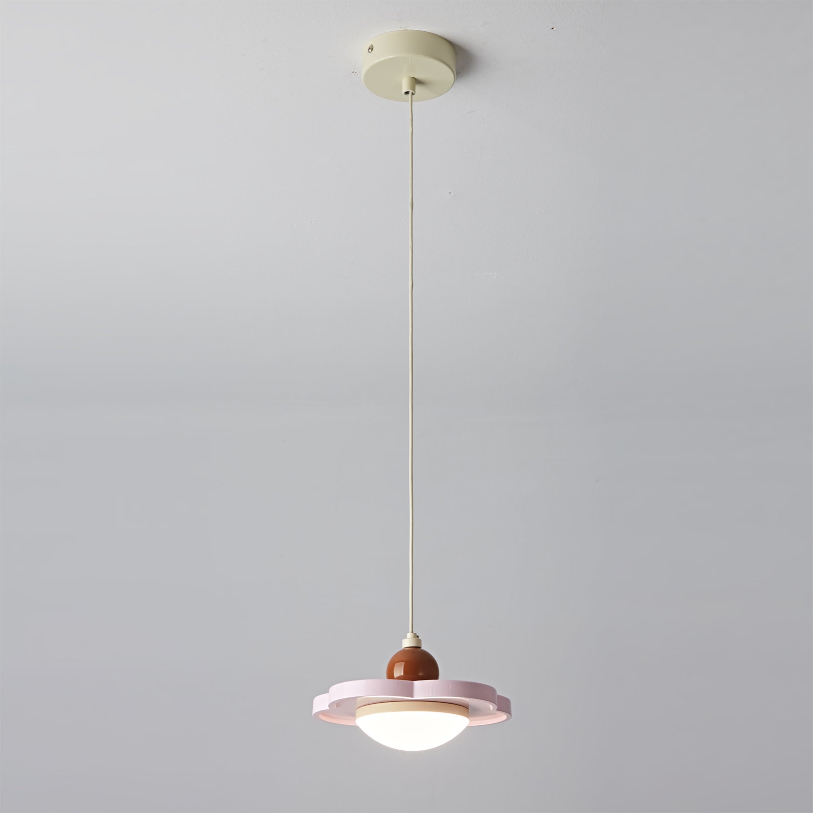 Lifestyle image featuring the pendant over a kitchen island.