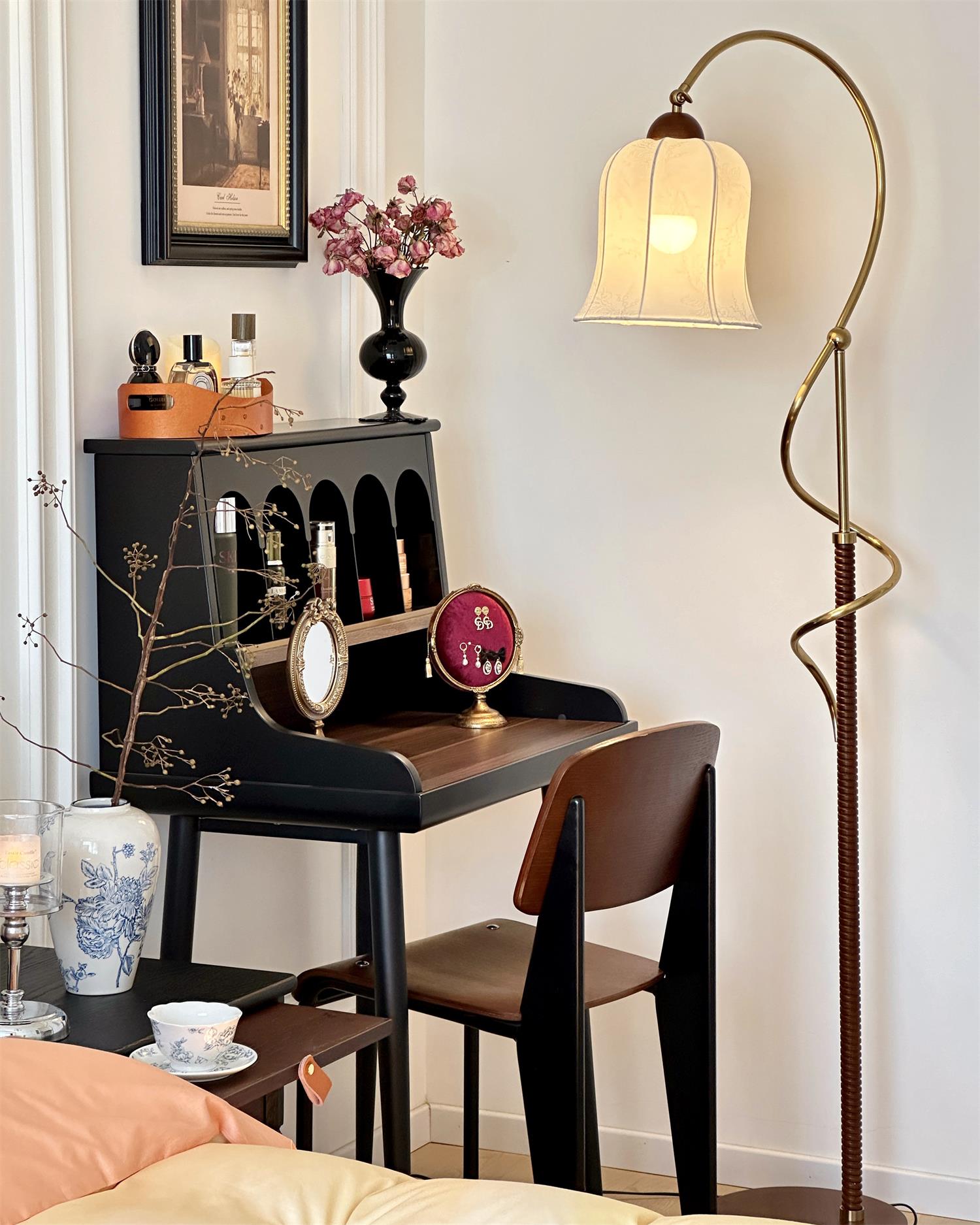 Curvel Floor Lamp