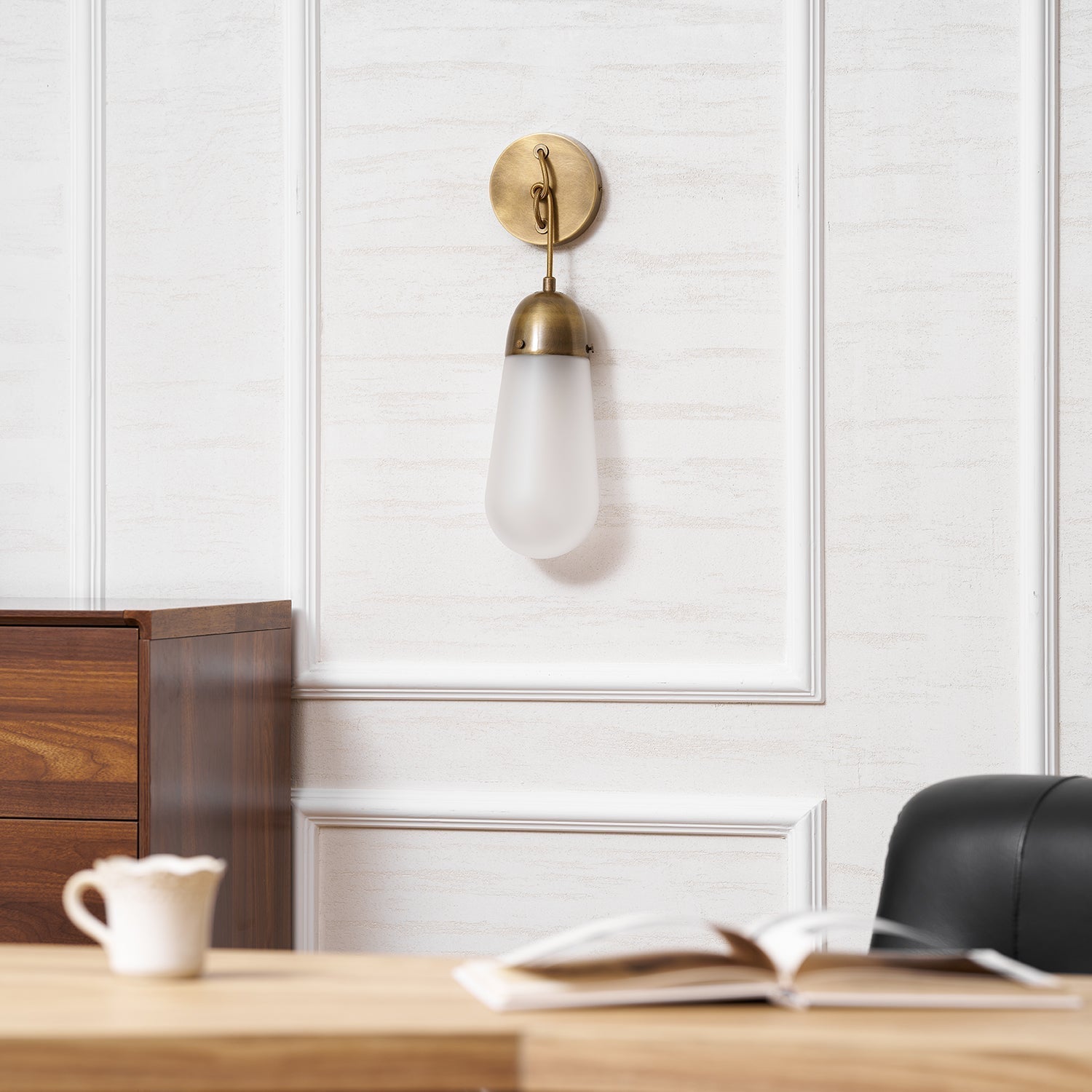 Dimensions of the Lariat Wall Lamp shown with graphical overlay.