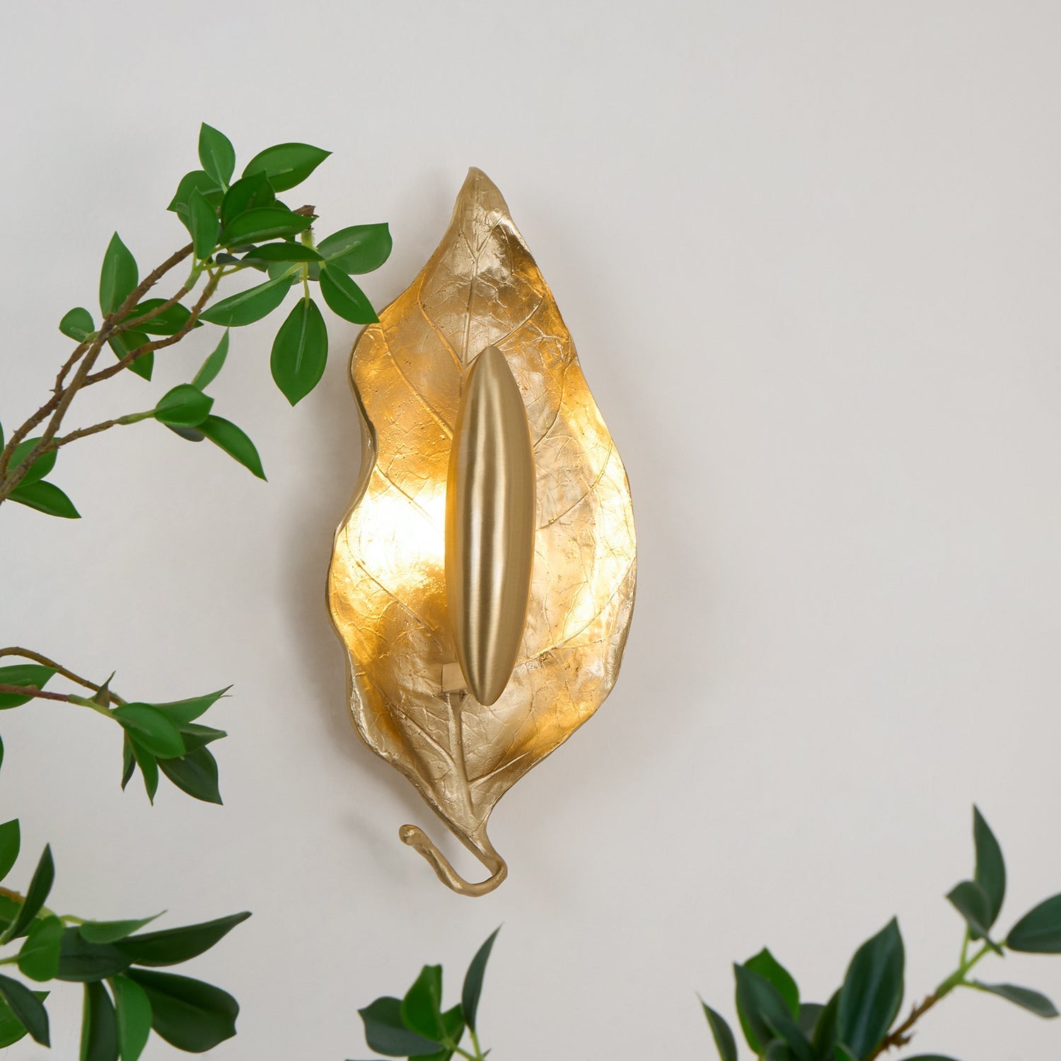 Corsel Nordic Art Leaf Brass Wall Lamp-Neutral Decor