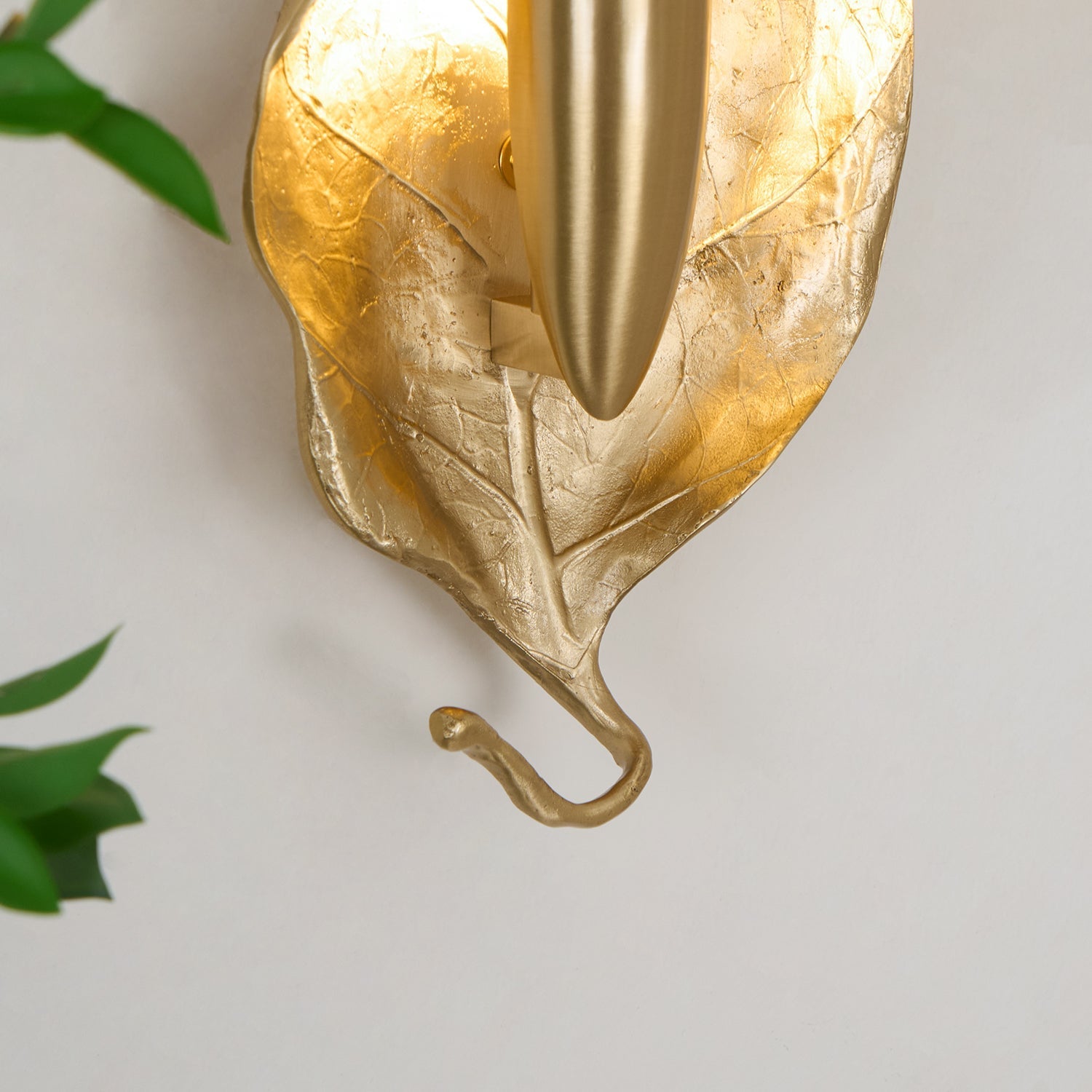 Corsel Nordic Art Leaf Brass Wall Lamp-Neutral Decor