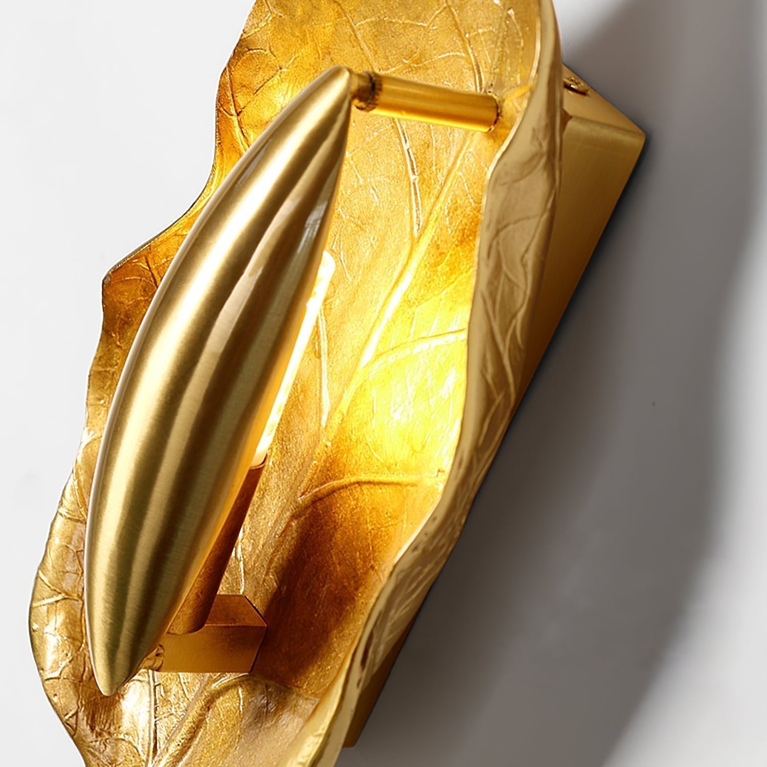 Corsel Nordic Art Leaf Brass Wall Lamp-Neutral Decor