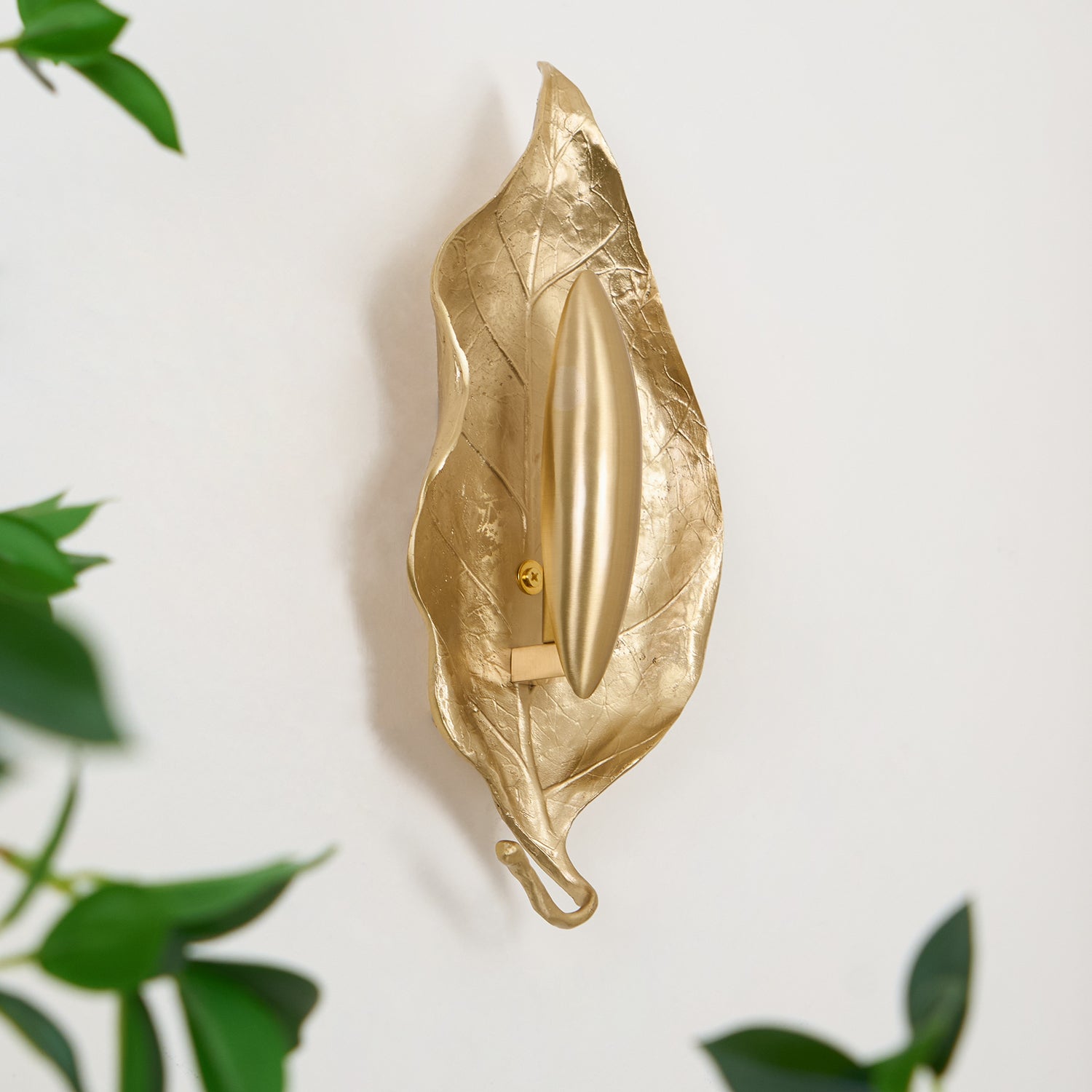Corsel Nordic Art Leaf Brass Wall Lamp-Neutral Decor