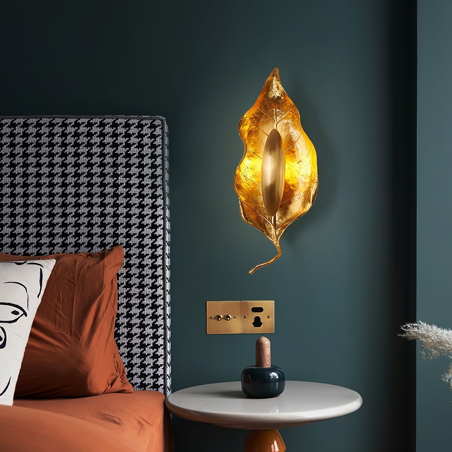 Corsel Nordic Art Leaf Brass Wall Lamp-Neutral Decor