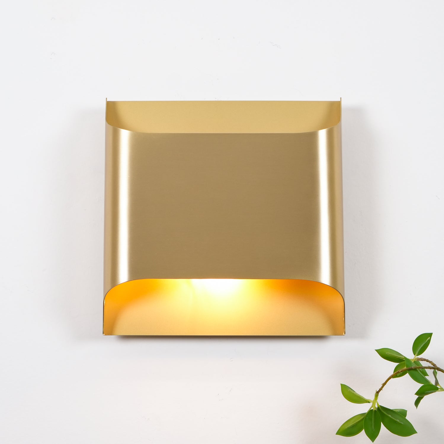 Hardy Nordic Art Brass Wall Lamp-Neutral Decor