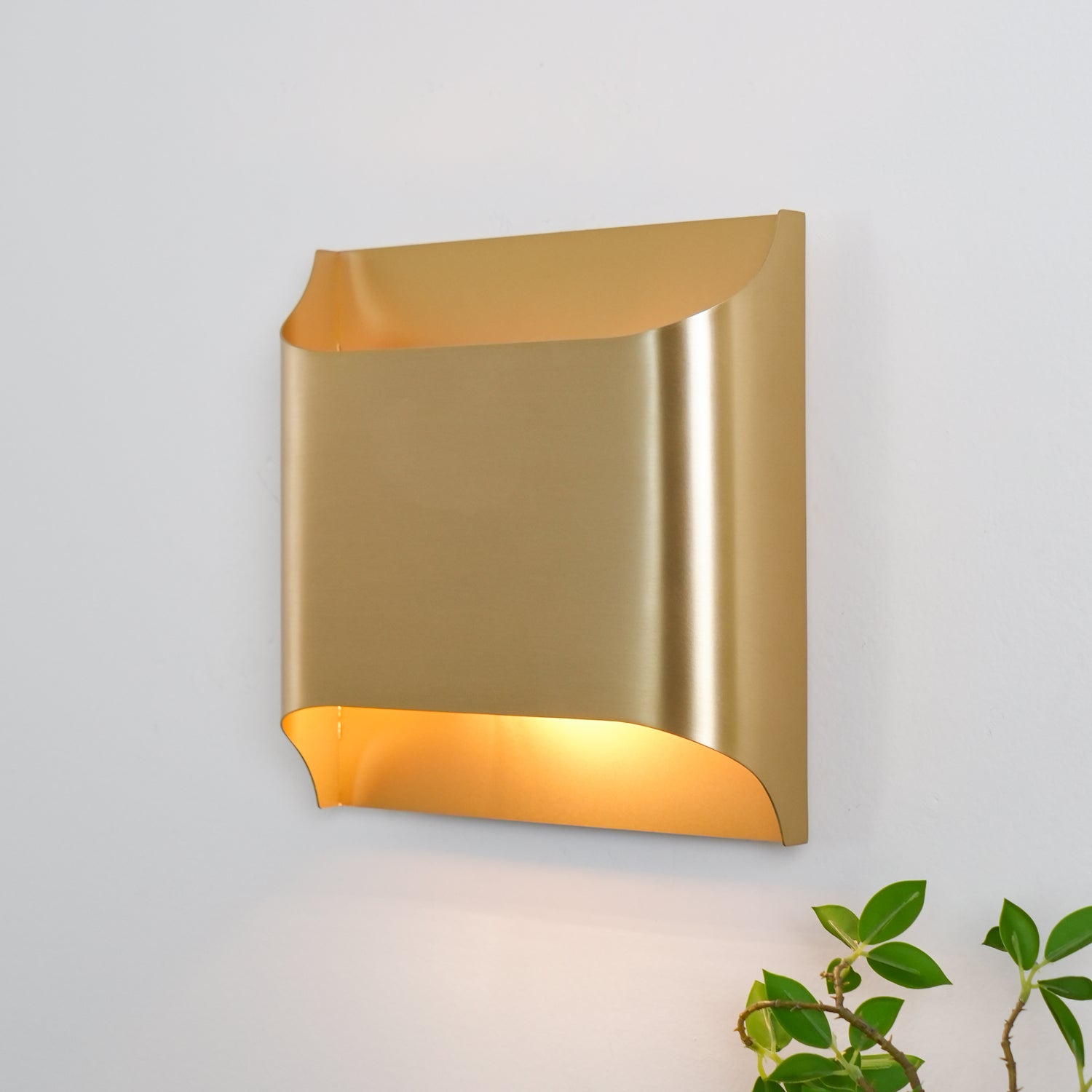 Hardy Nordic Art Brass Wall Lamp-Neutral Decor