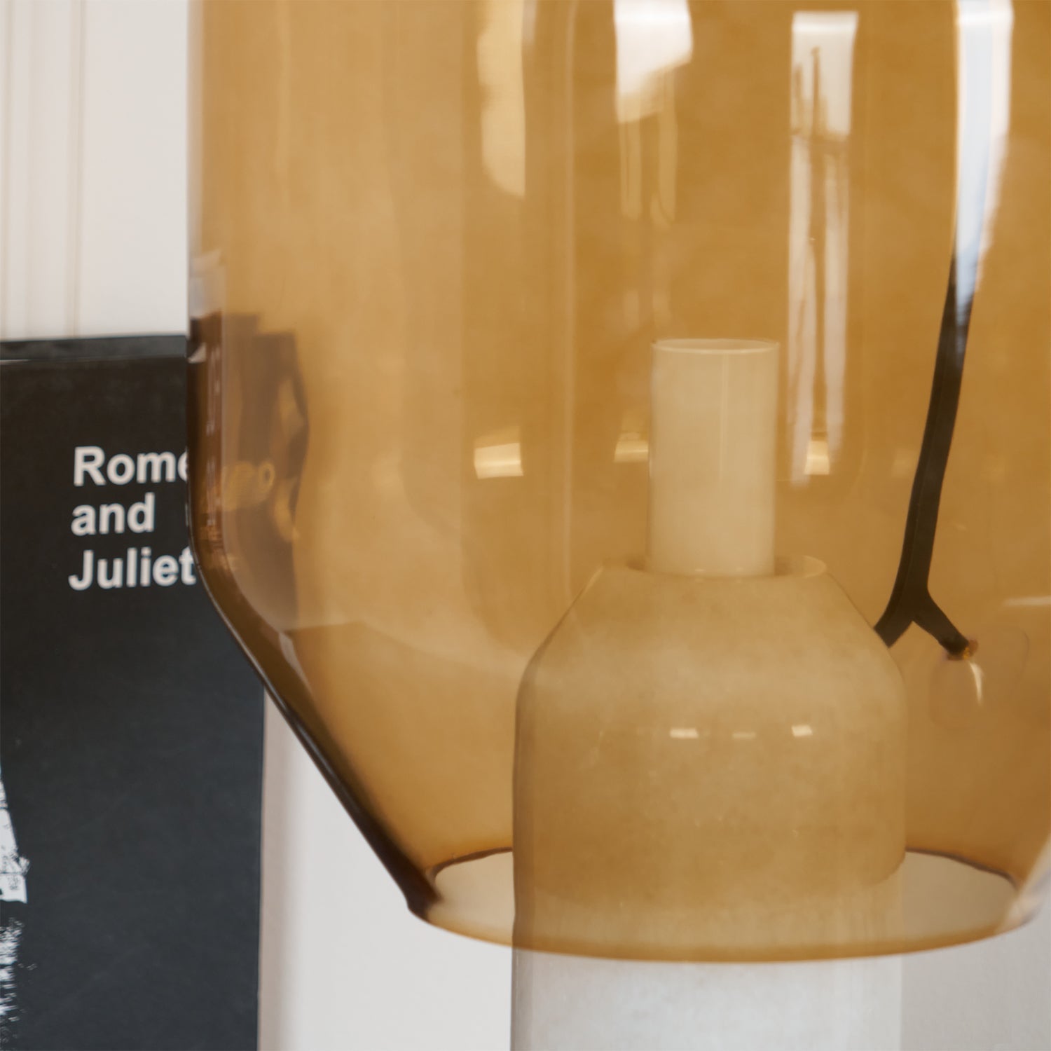 Vihls Modern Marble Table Lamp-Neutral Decor