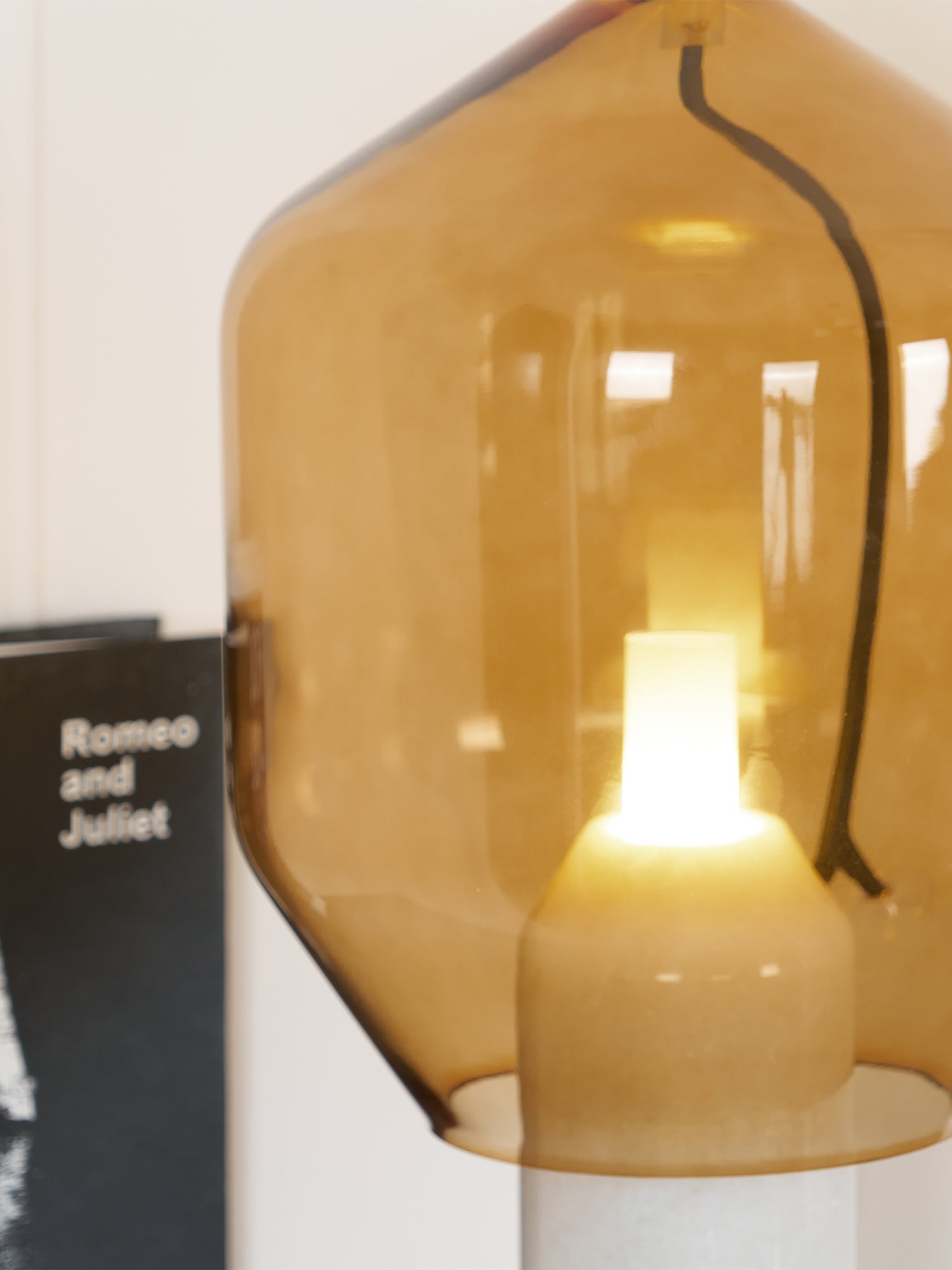 Vihls Modern Marble Table Lamp-Neutral Decor