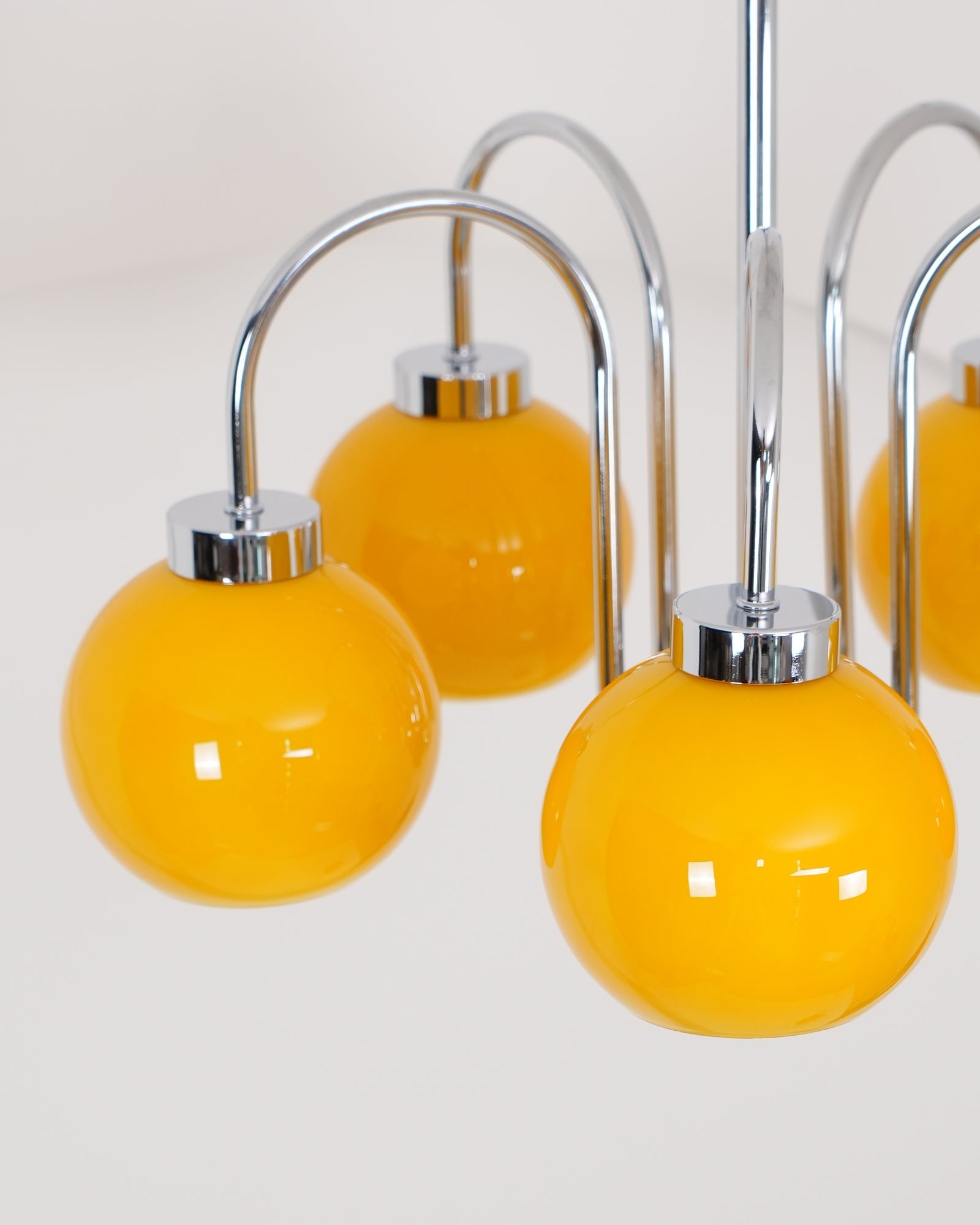 Lustra Chandelier Yellow Glass Globes-Neutral Decor