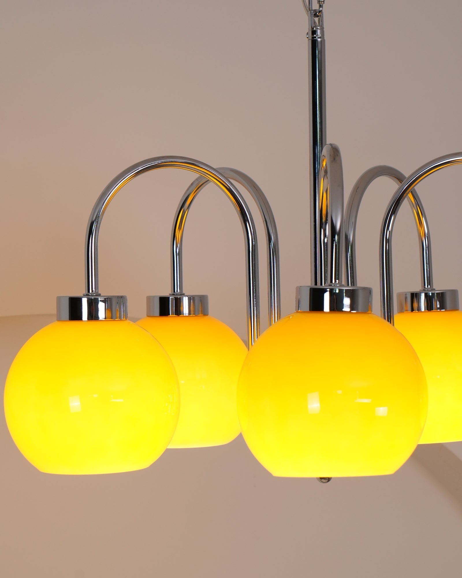 Lustra Chandelier Yellow Glass Globes-Neutral Decor