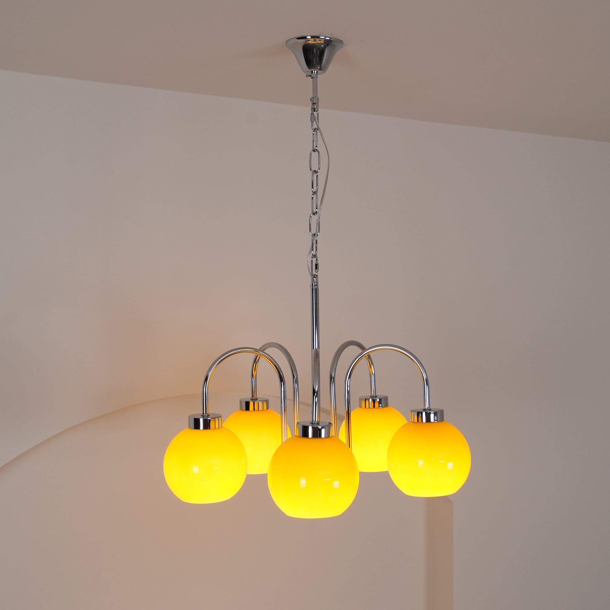 Lustra Chandelier Yellow Glass Globes-Neutral Decor