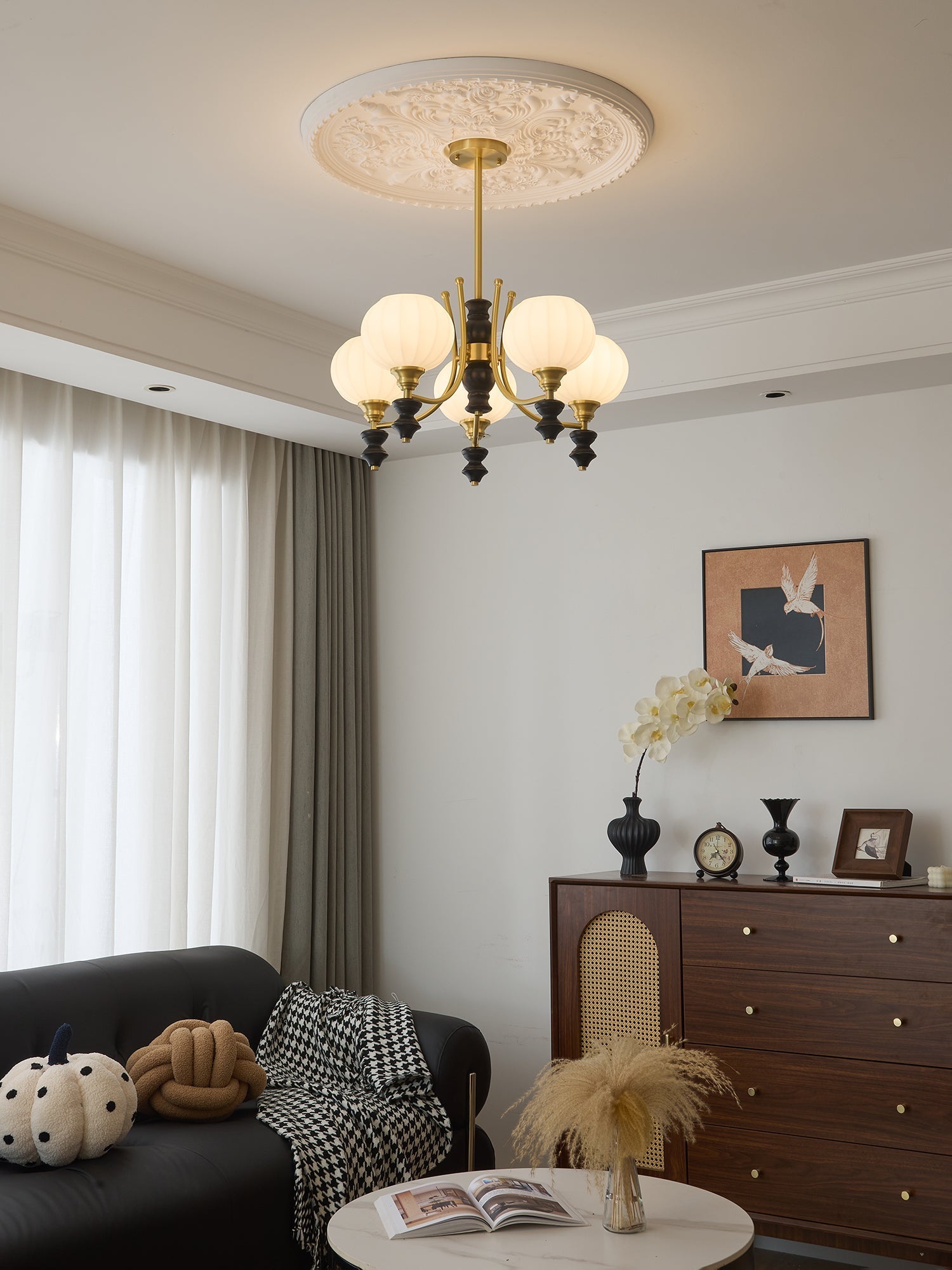 Zavenen Traditional Elegance Vintage Brass Wood Chandelier-Neutral Decor