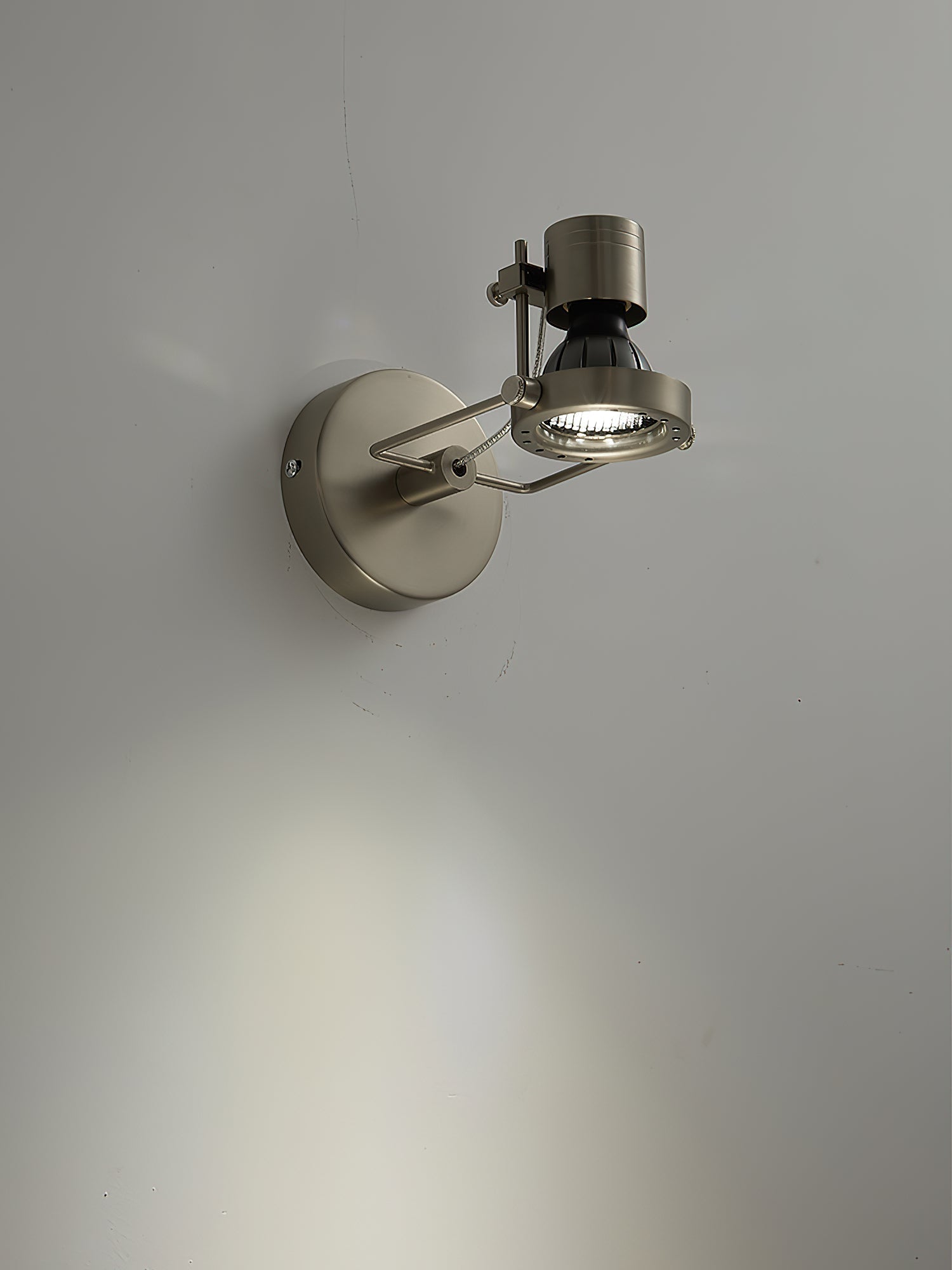 The robust metal body of the ceiling lamp in Nickel.