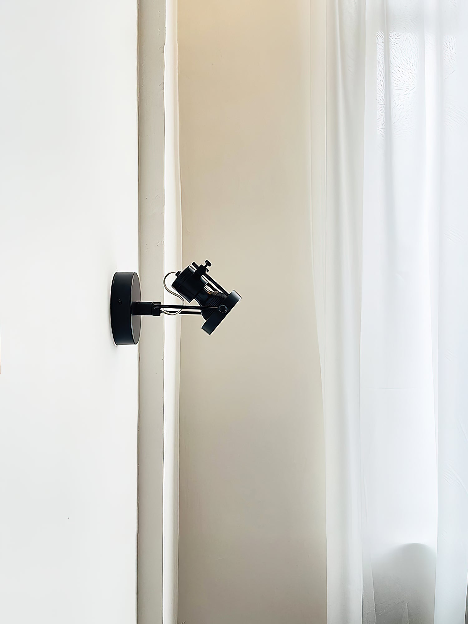 Top view of the Lucide ceiling lamp mounting plate.