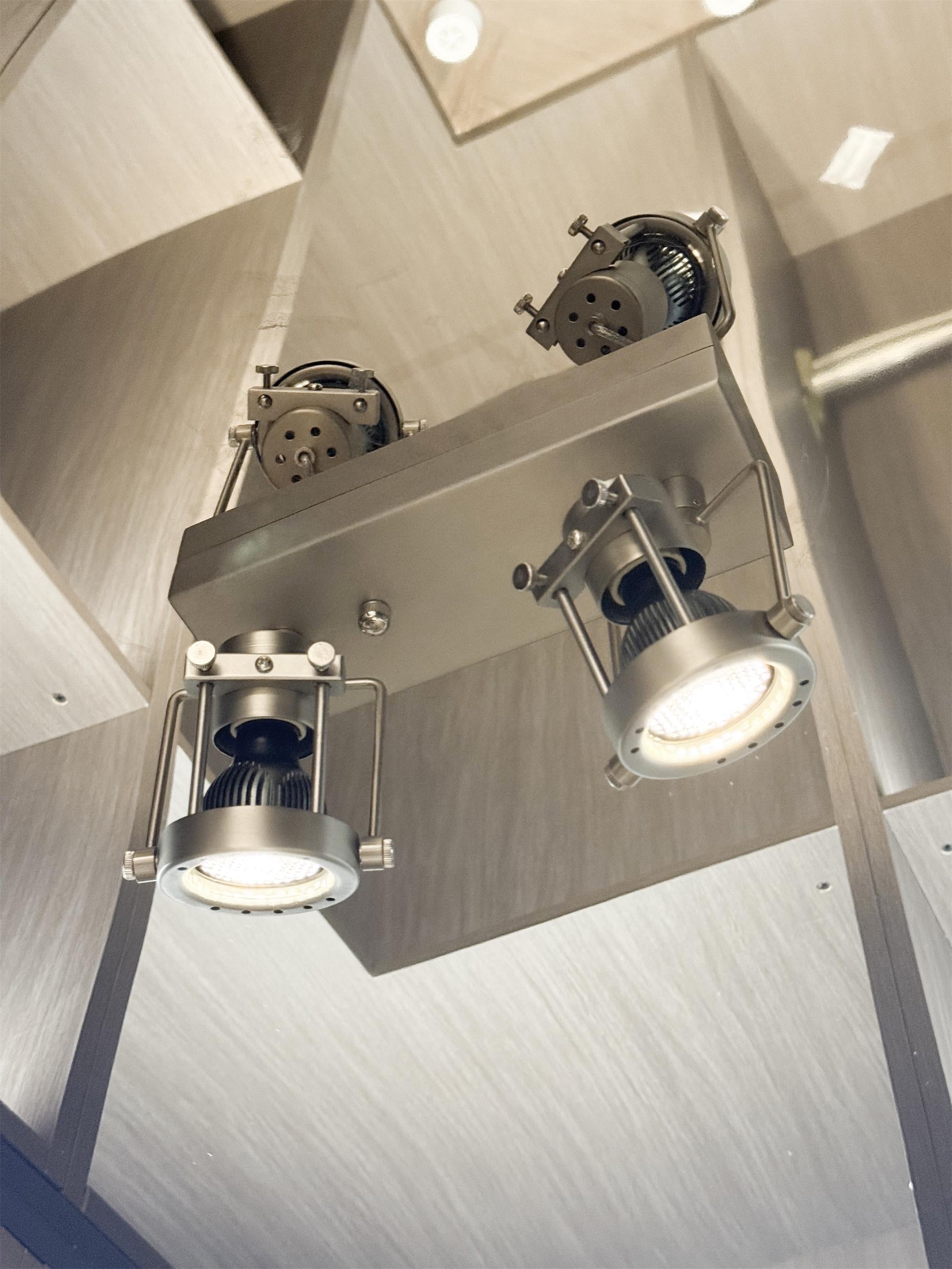 Side profile of the 3-head linear ceiling lamp.