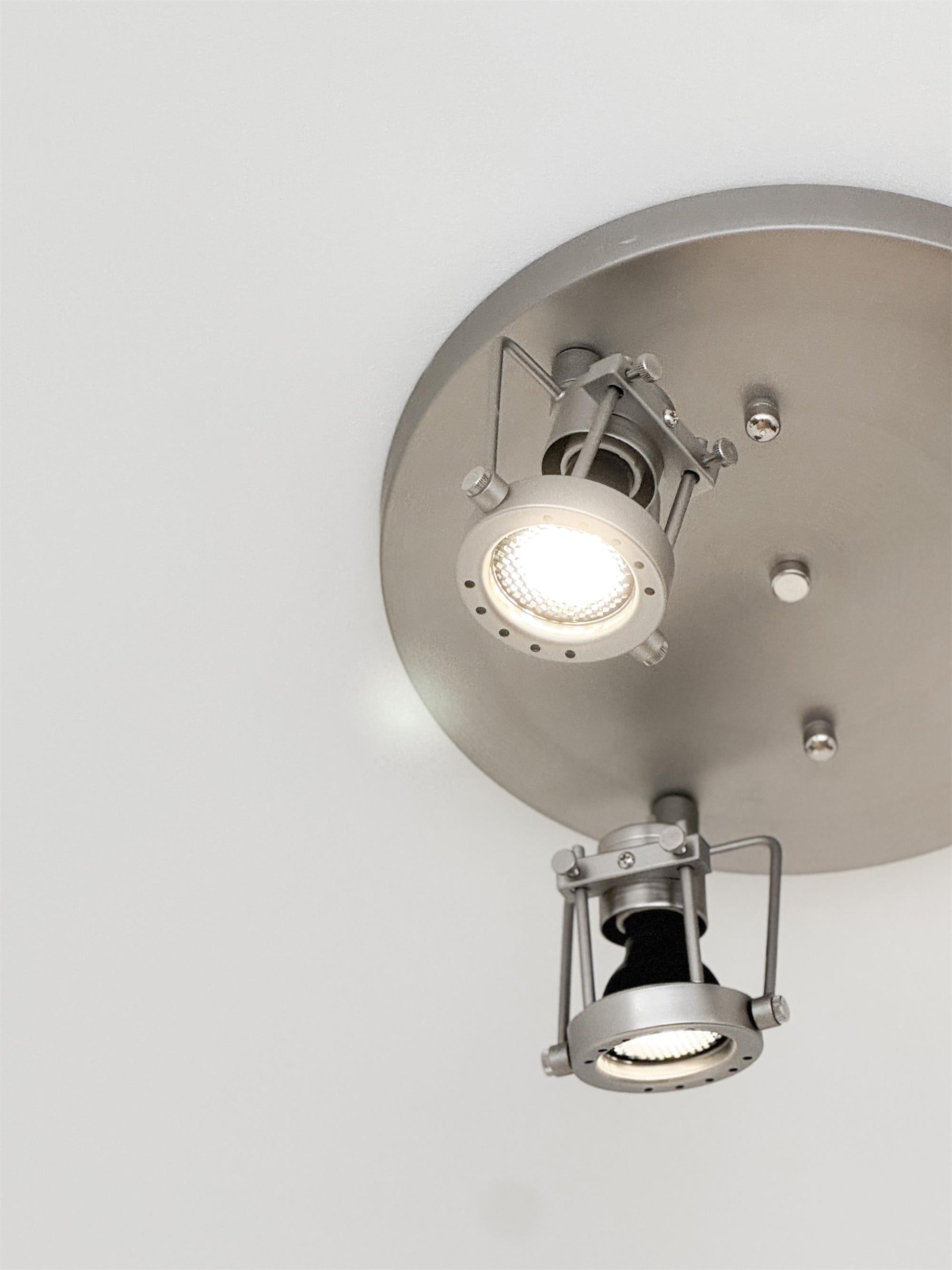 Dimensional diagram for the 2-head lamp configuration.