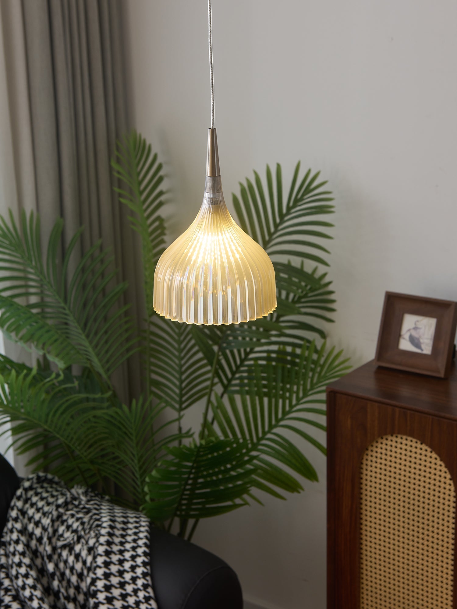 Durven Elegant Pendant Lamp-Neutral Decor