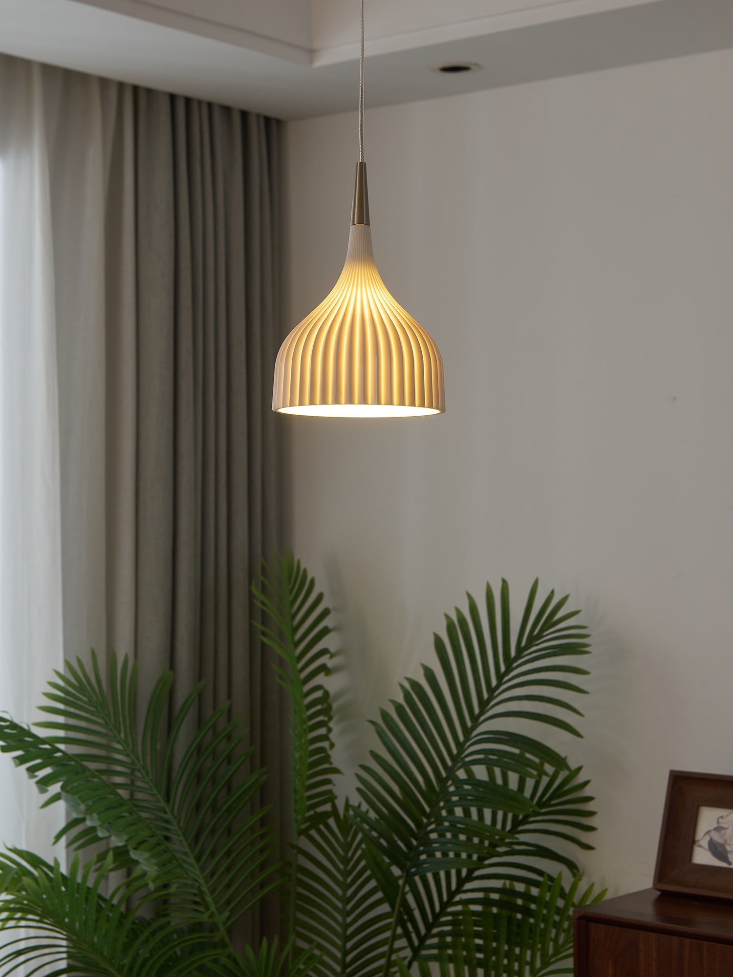 Durven Elegant Pendant Lamp-Neutral Decor