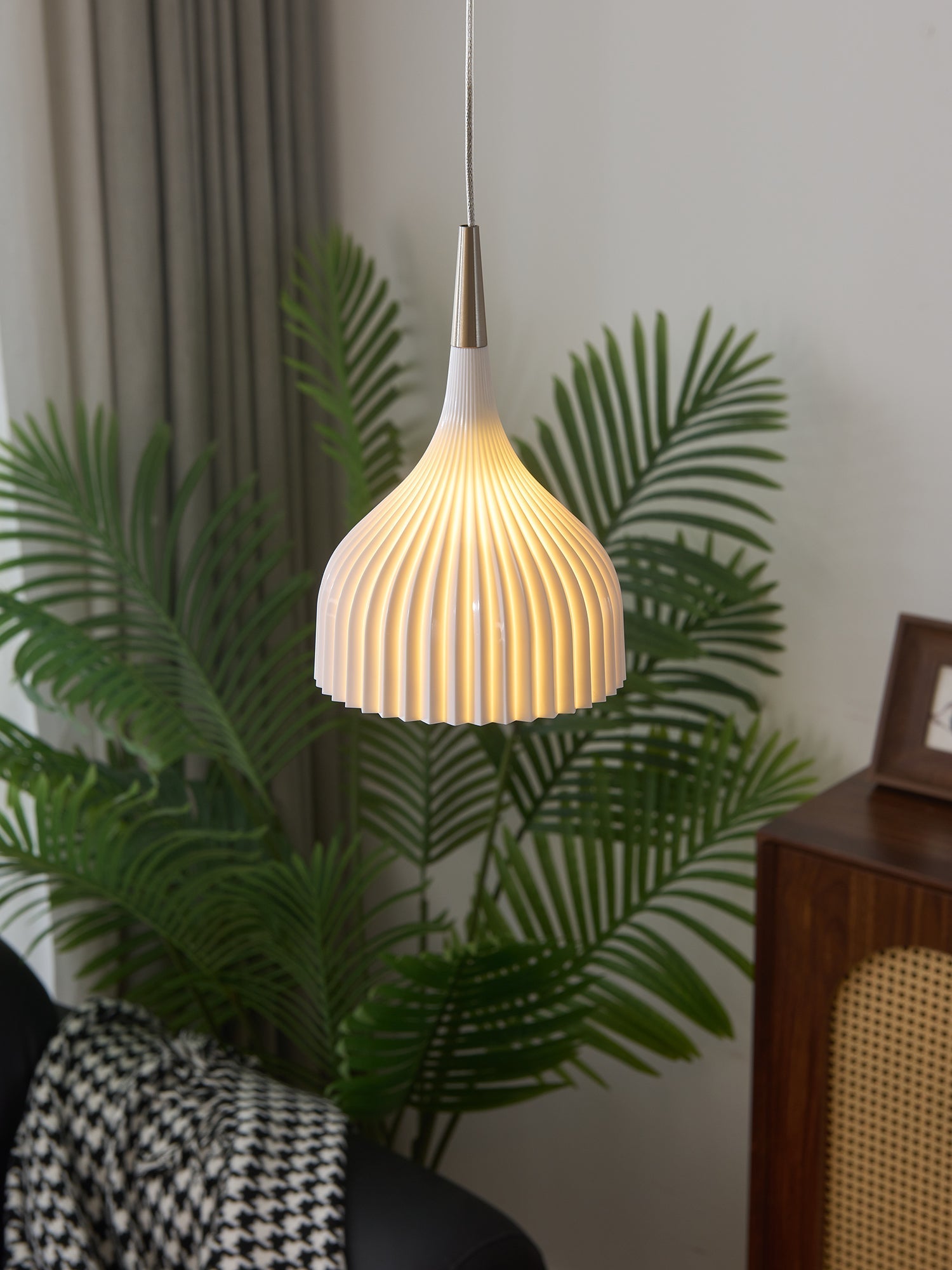 Durven Elegant Pendant Lamp-Neutral Decor