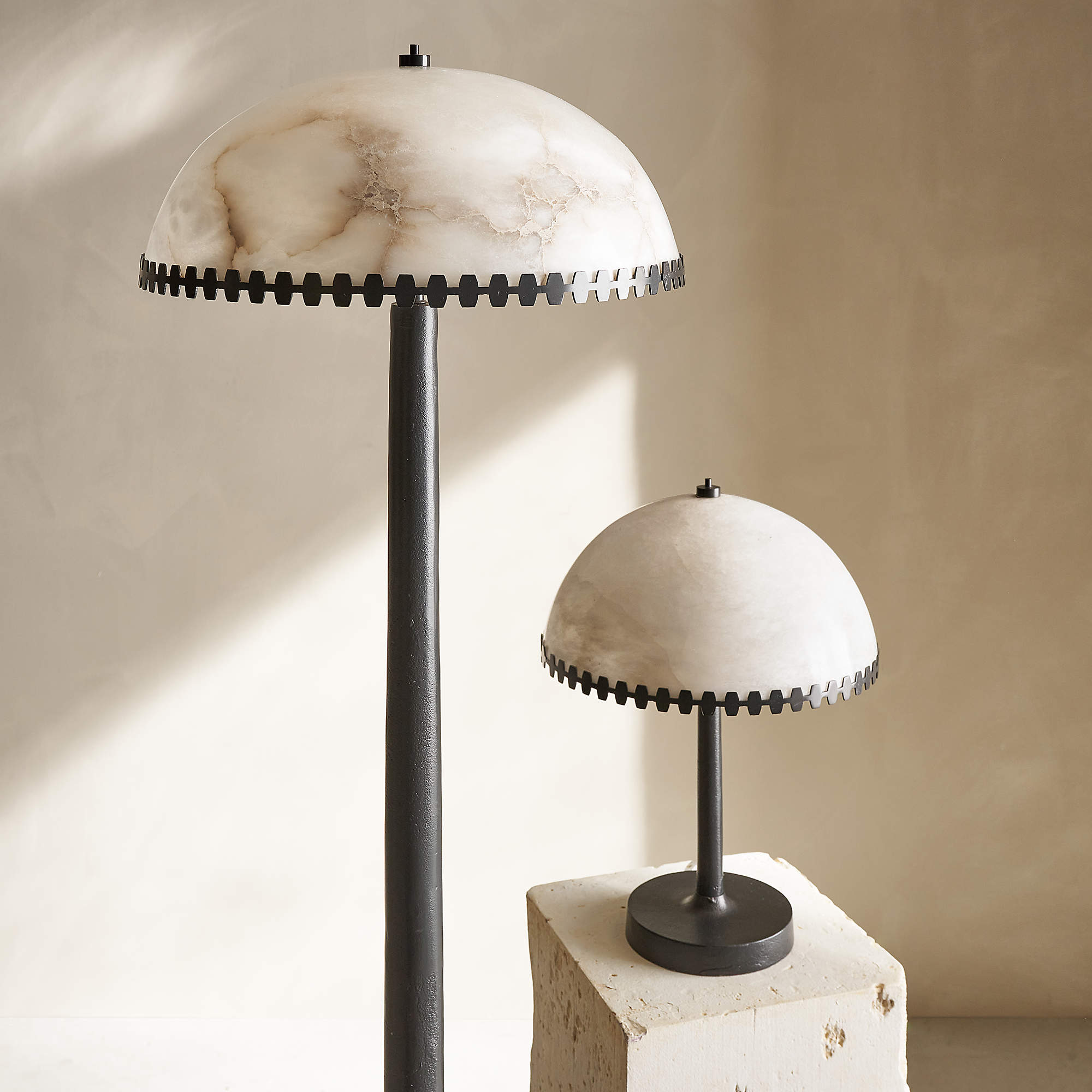 Nuxs Elegant Alabaster Dome Table Lamp-Neutral Decor