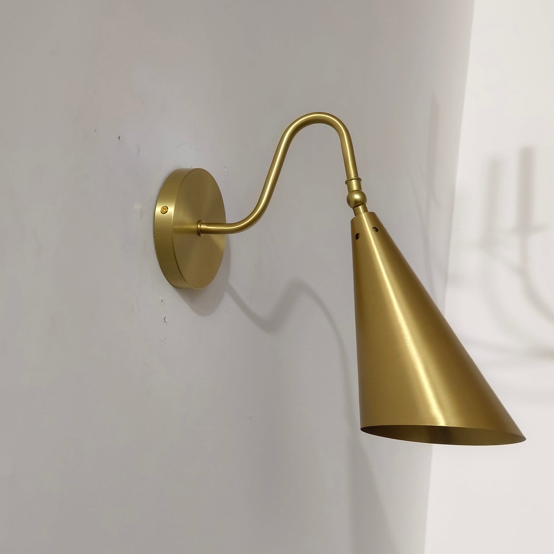 Lifestyle image showing the black lamp in a minimalist hallway.