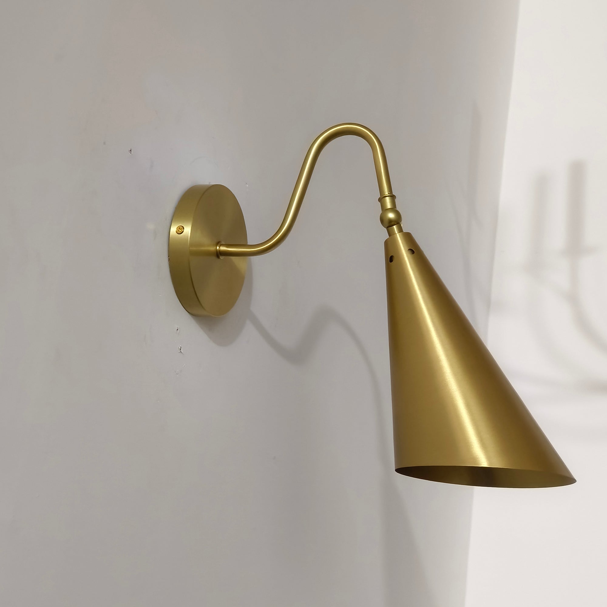 Lifestyle image showing the black lamp in a minimalist hallway.