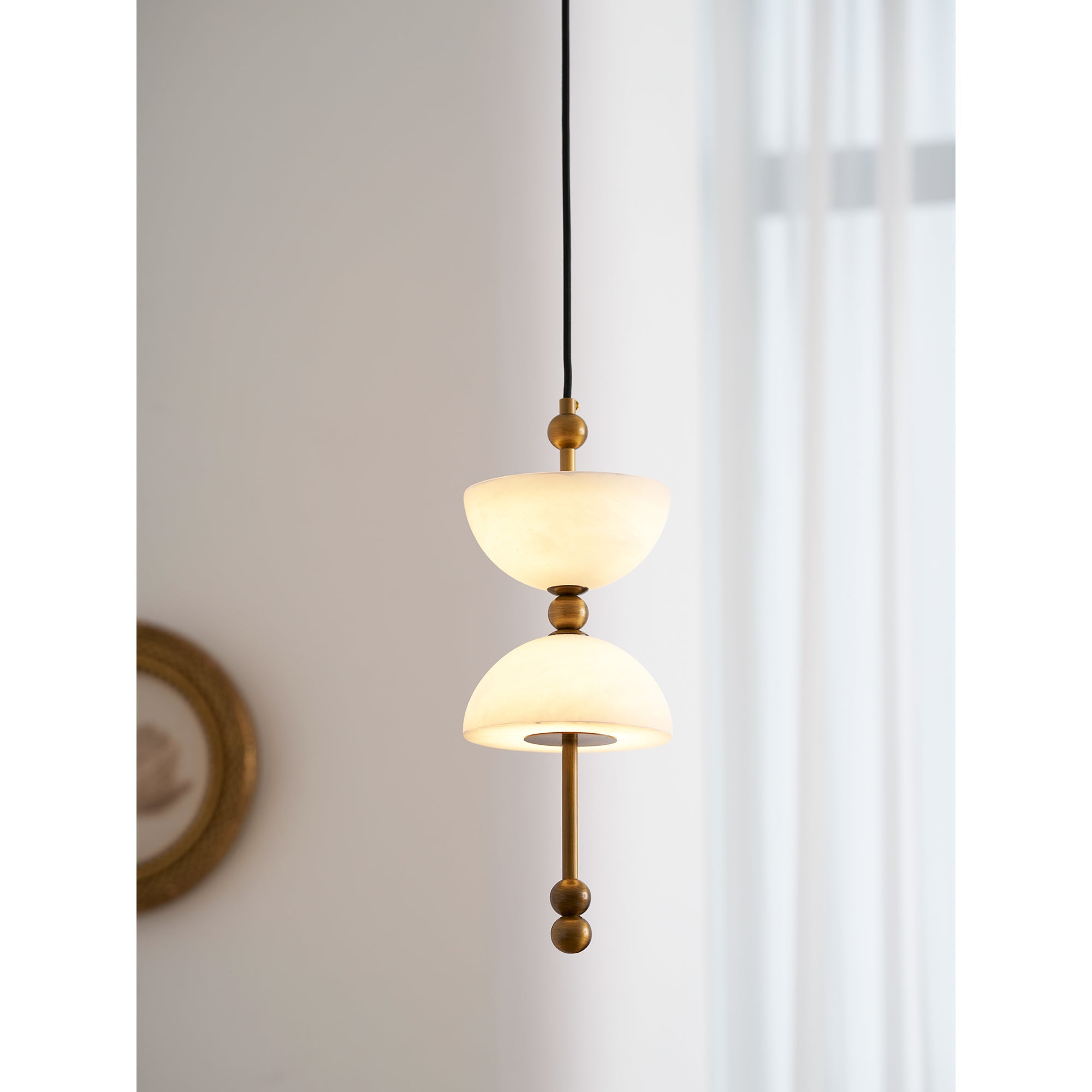 Full view of the Lyra pendant lamp with its 150cm hanging wire.