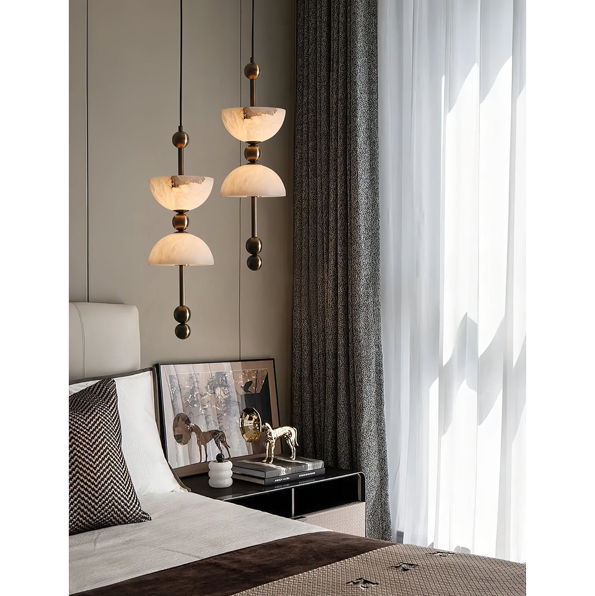 Comparison of the two available sizes of the Lyra pendant lamp.