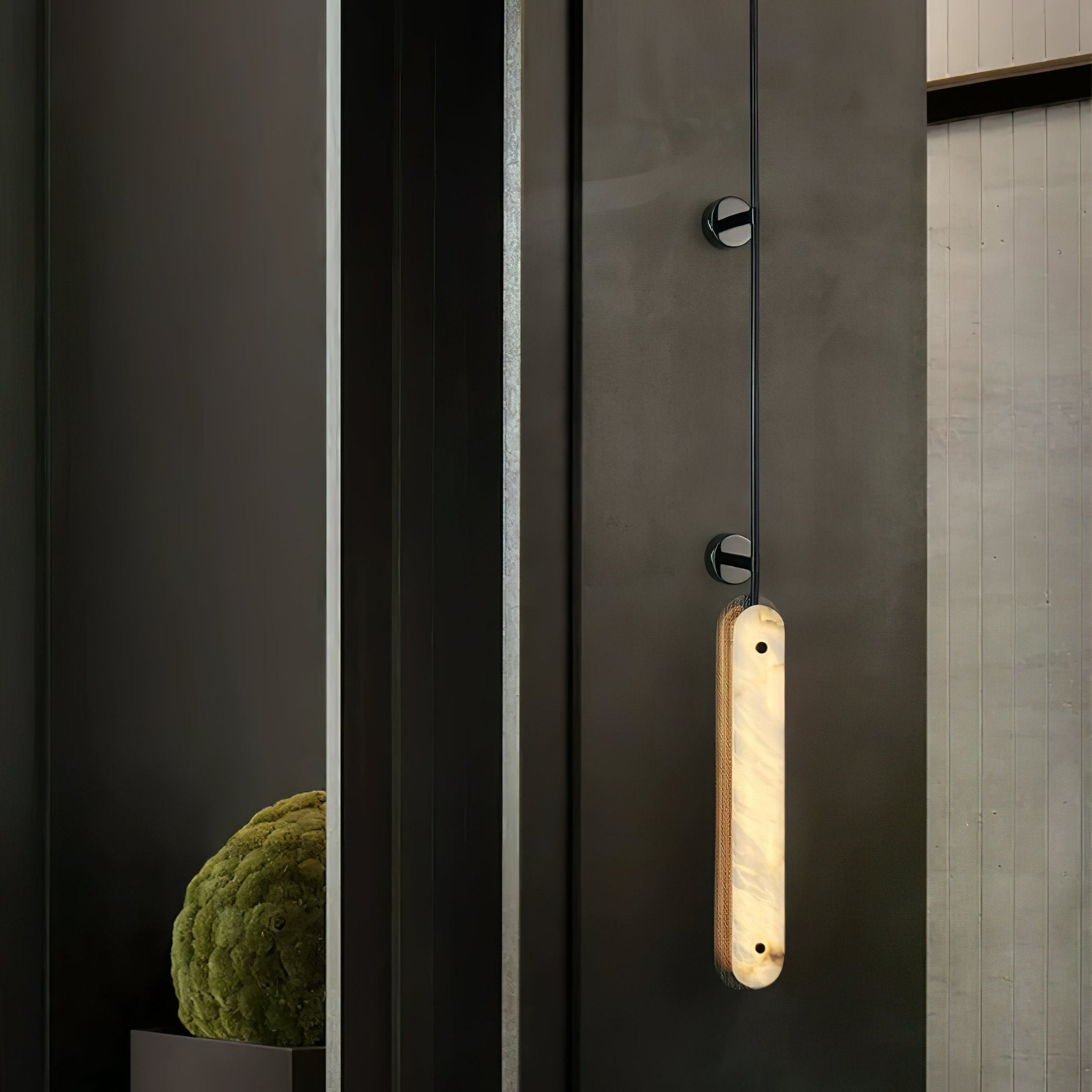 Ilaeir Vertical Alabaster Pendant Light-Neutral Decor