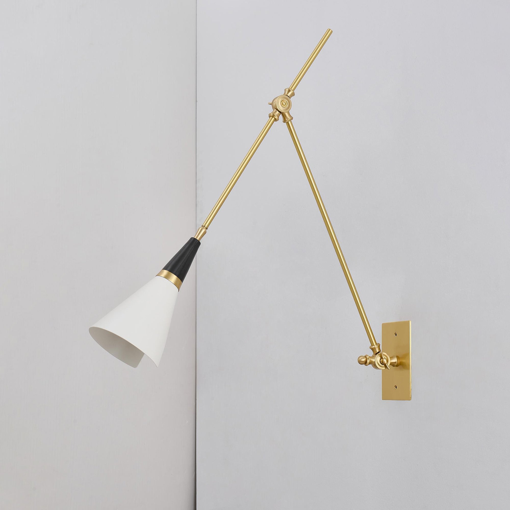 Liora Wall Lamp