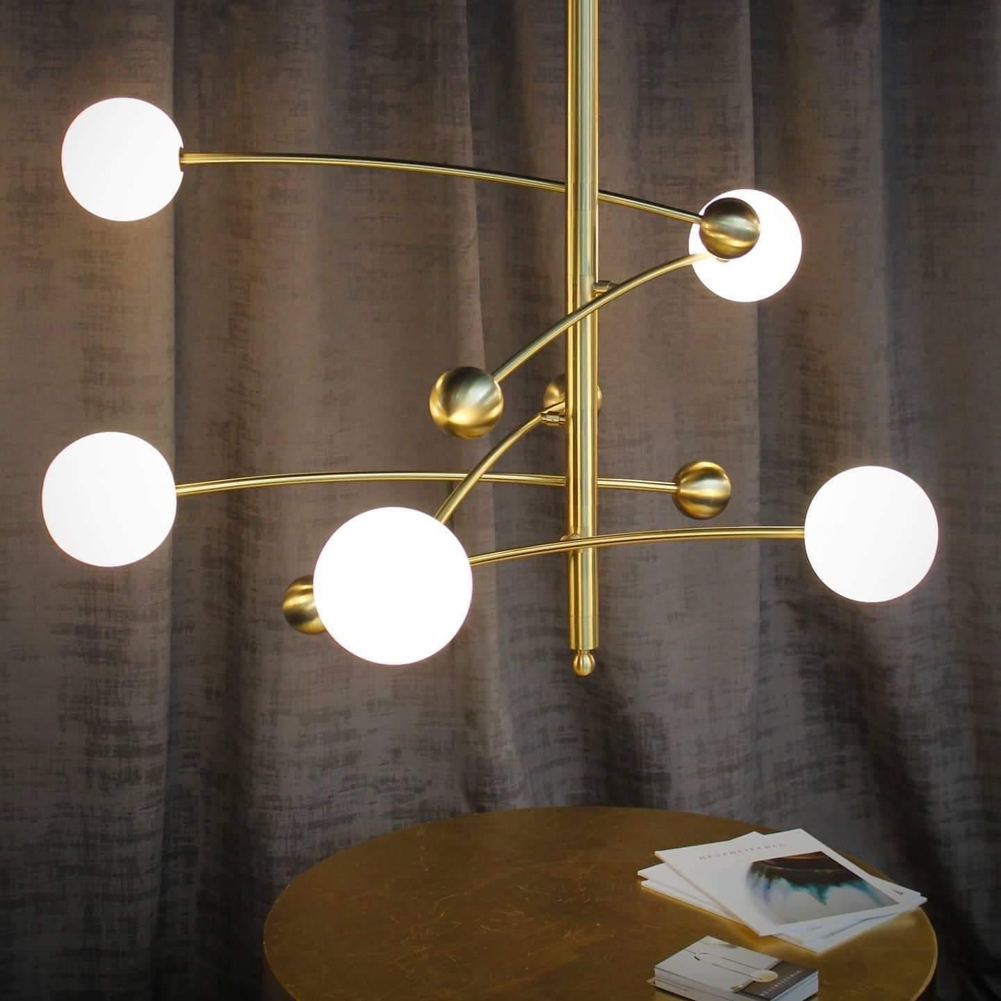 Lustra Chandelier Brass Vertical Beam Globe-Neutral Decor