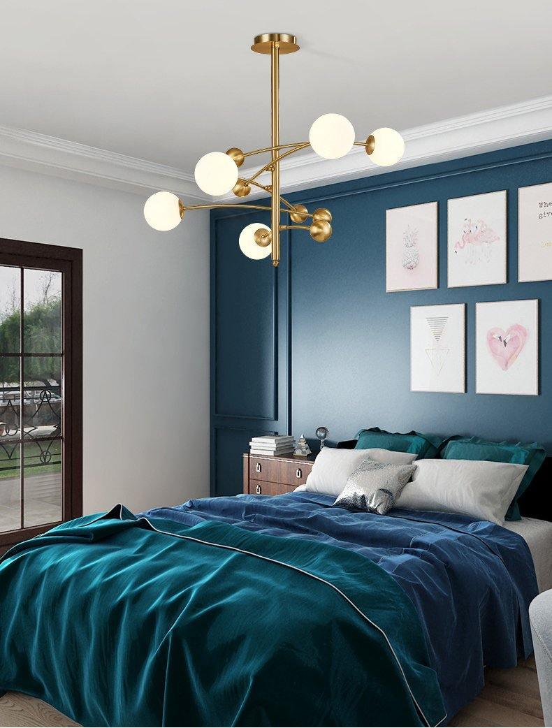 Lustra Chandelier Brass Vertical Beam Globe-Neutral Decor