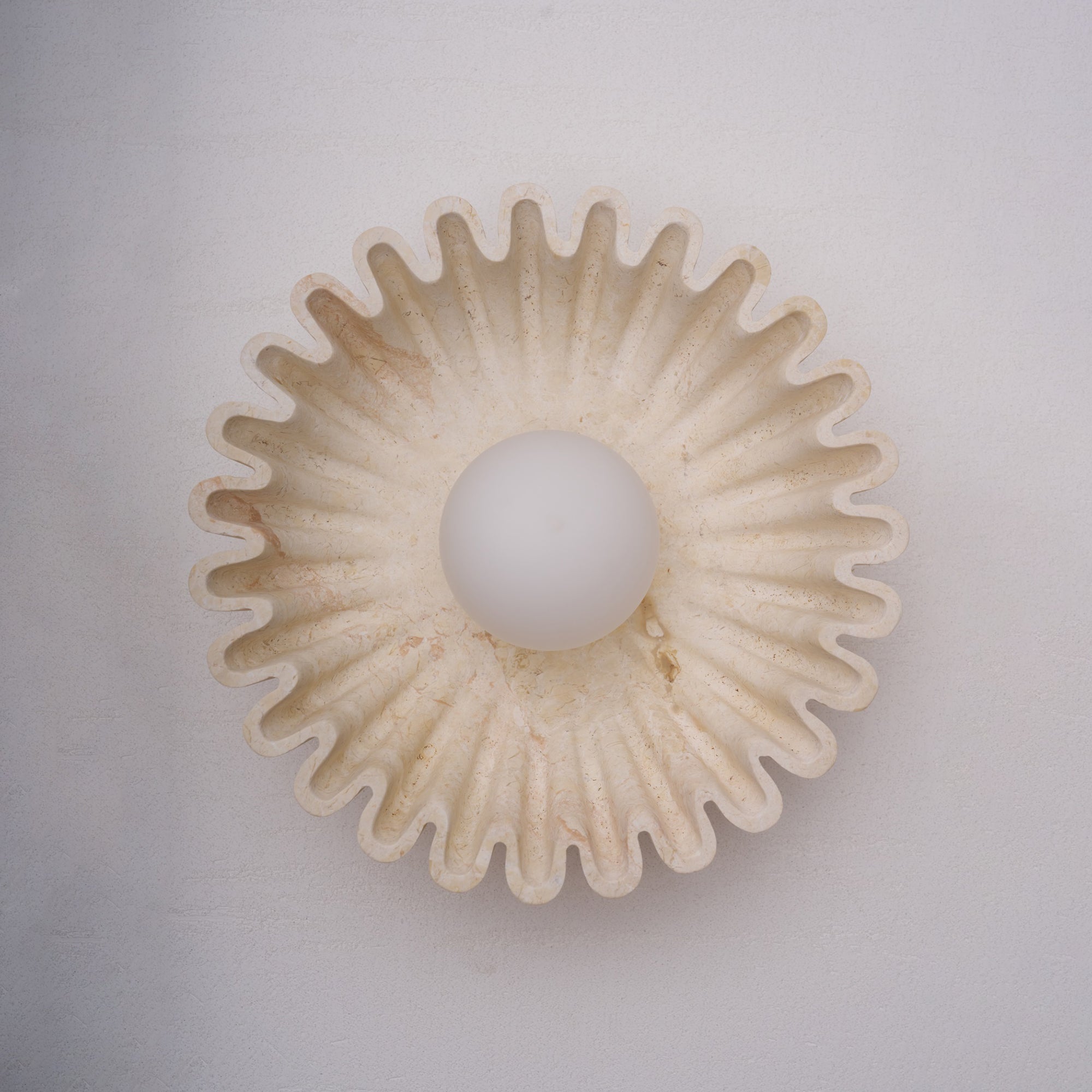 White alabaster wall lamp, detail of the stone.