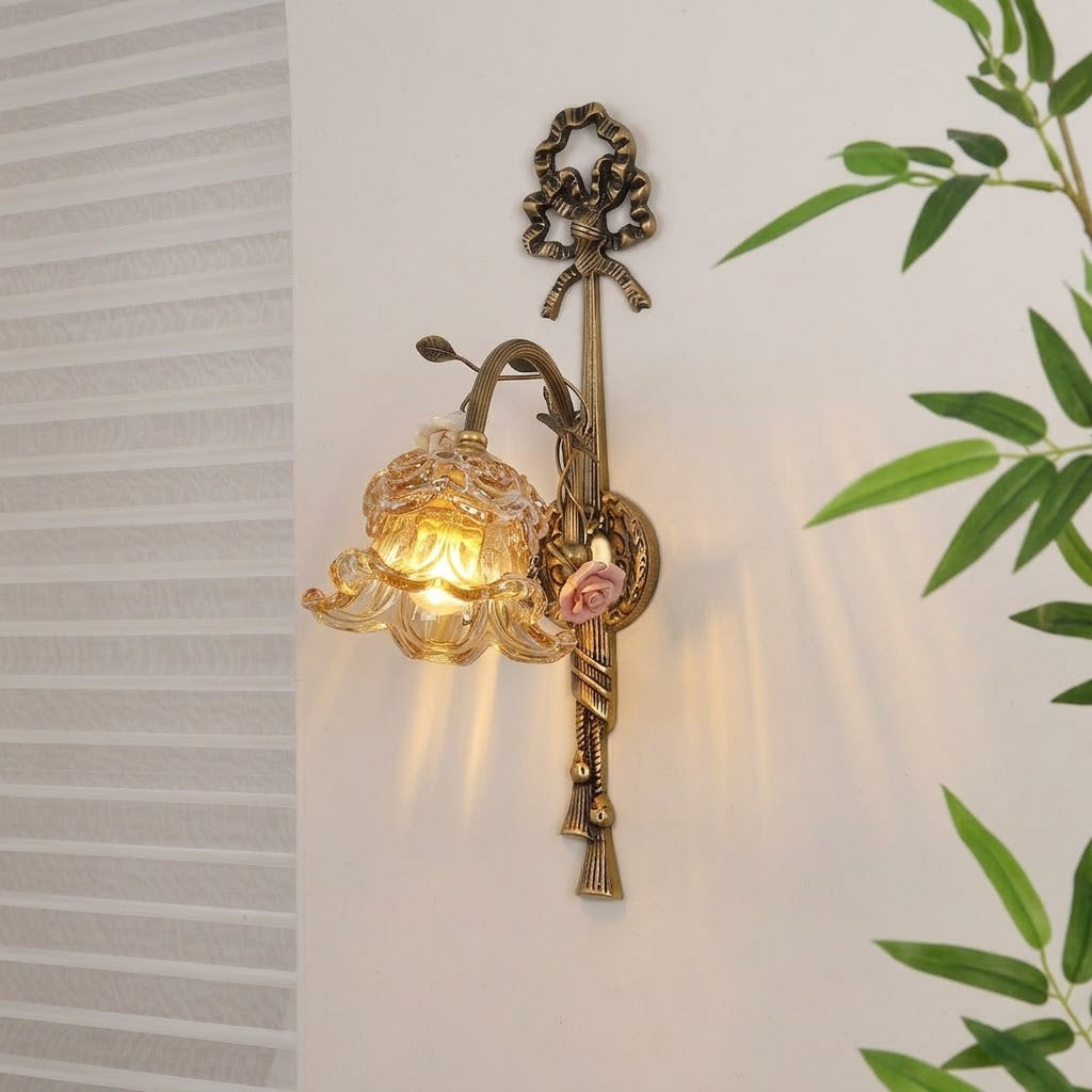 Size comparison between the 1-head and 2-head Margaux wall lamps.