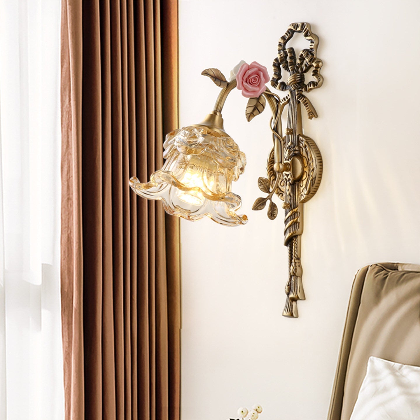 Close-up on the white ceramic flower of the Margaux lamp.