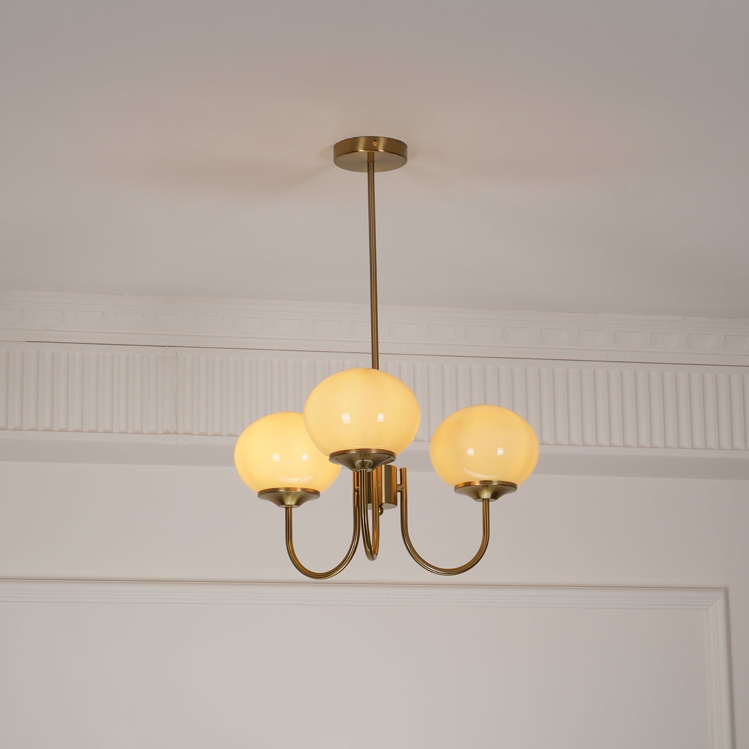 Lustra Chandelier Pink Glass Globe Gold-Neutral Decor