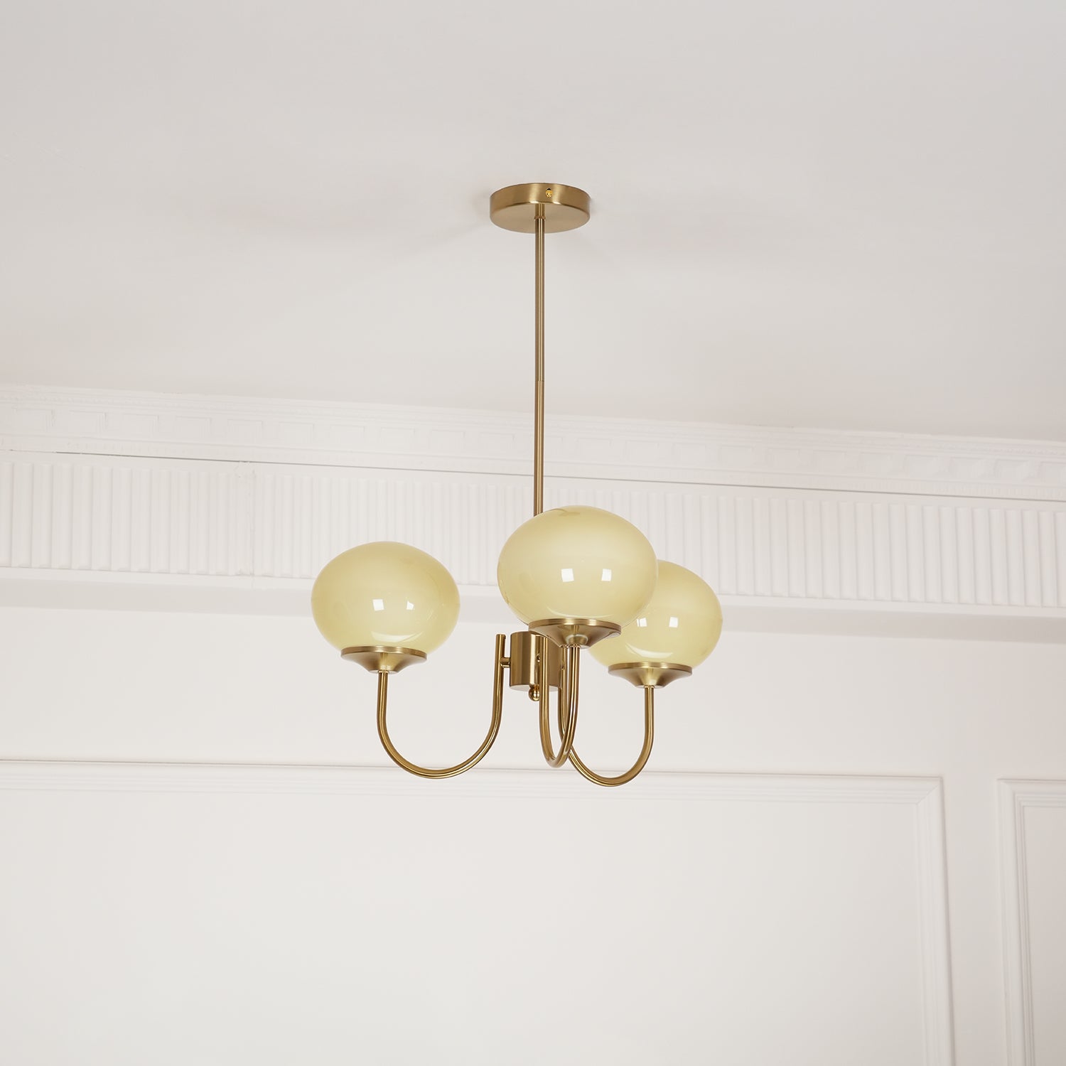 Lustra Chandelier Pink Glass Globe Gold-Neutral Decor