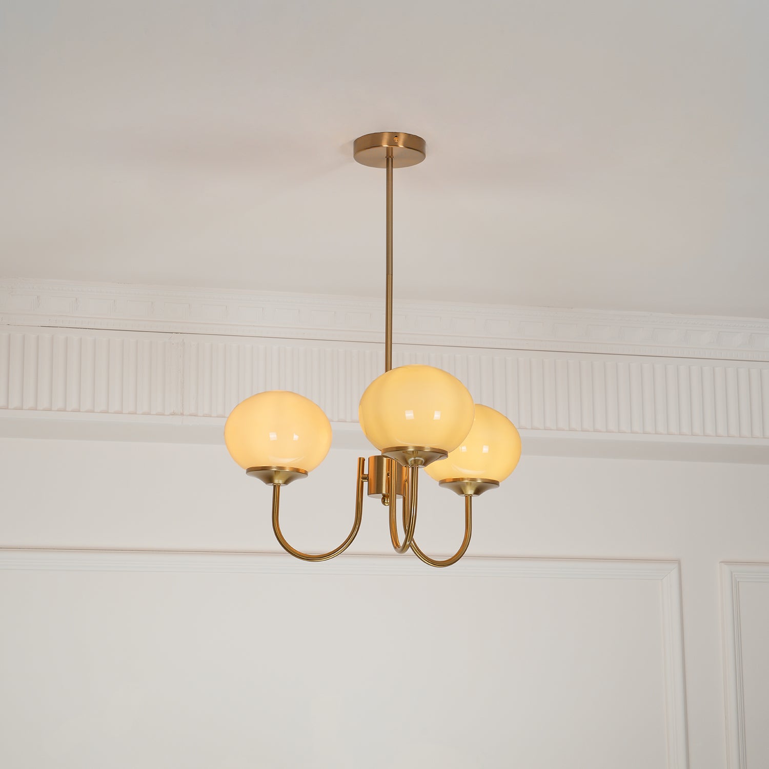 Lustra Chandelier Pink Glass Globe Gold-Neutral Decor