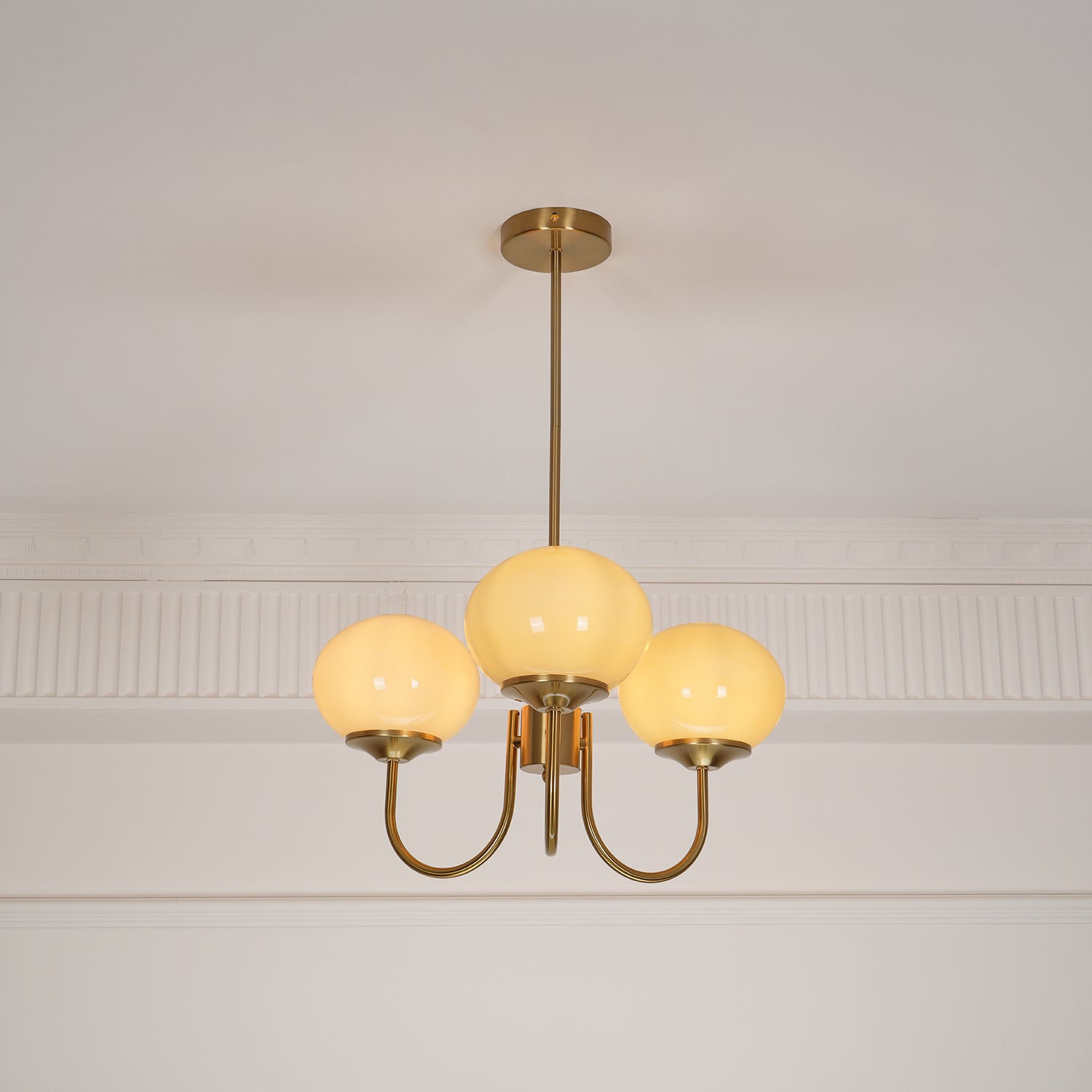 Lustra Chandelier Pink Glass Globe Gold-Neutral Decor