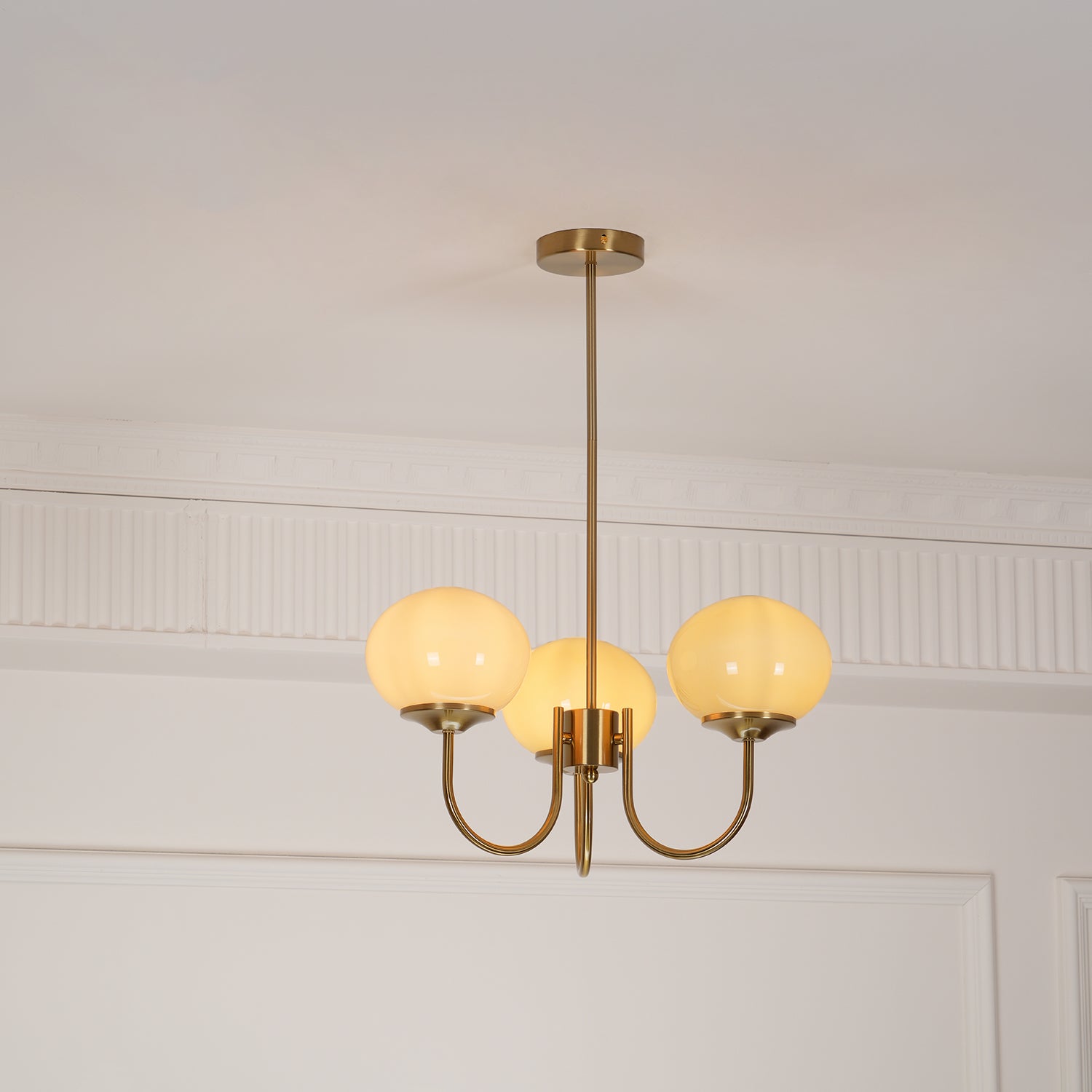 Lustra Chandelier Pink Glass Globe Gold-Neutral Decor