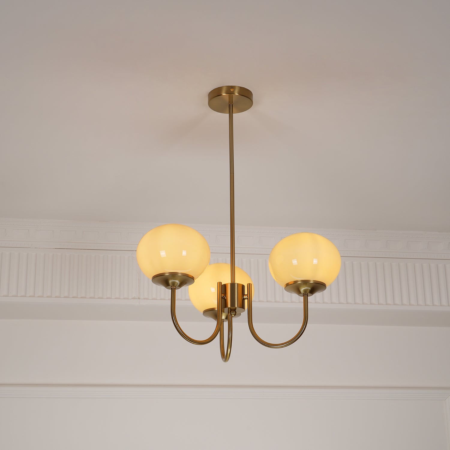 Lustra Chandelier Pink Glass Globe Gold-Neutral Decor