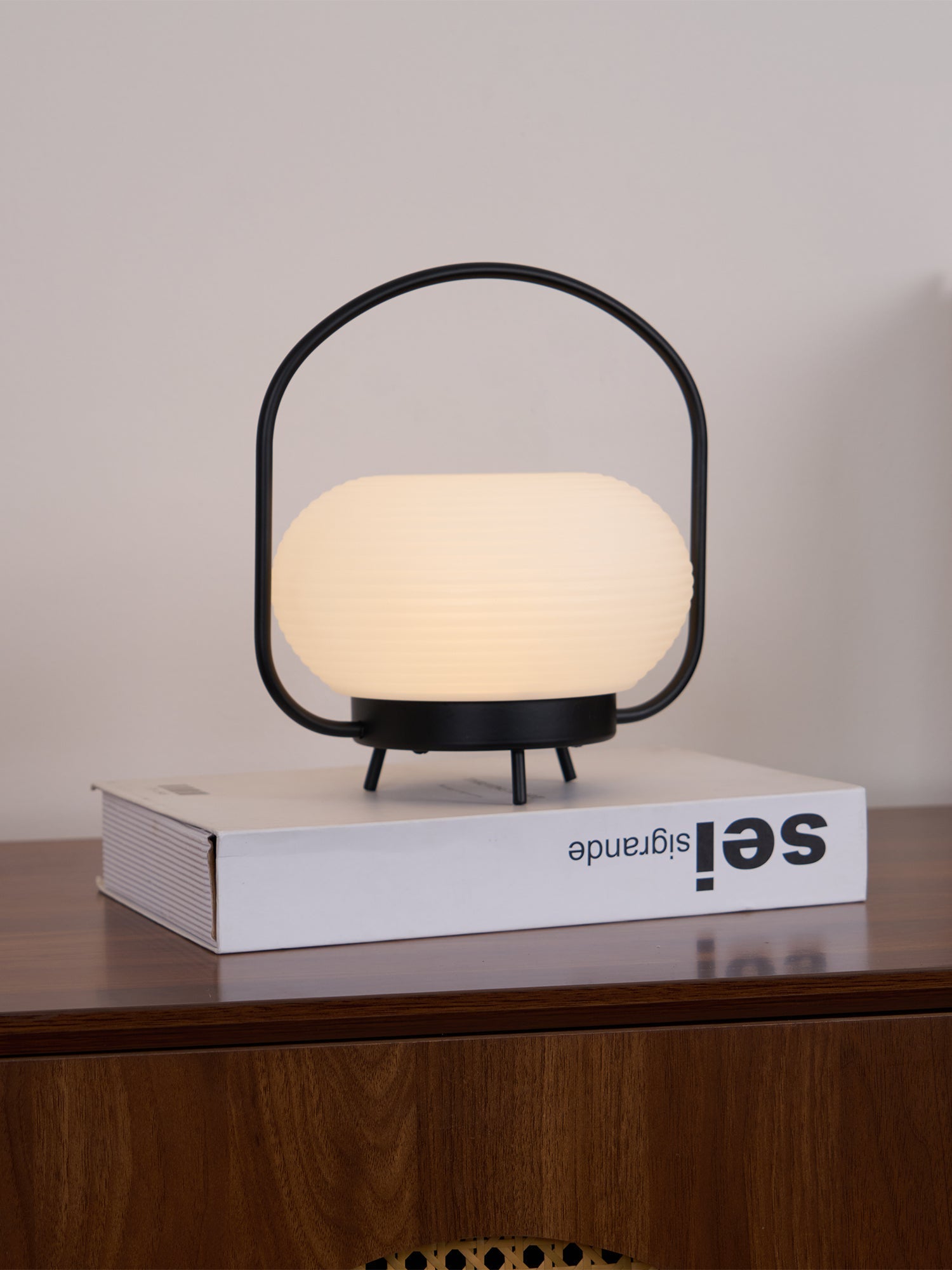 Saelan Minimalist Table Lamp-Neutral Decor